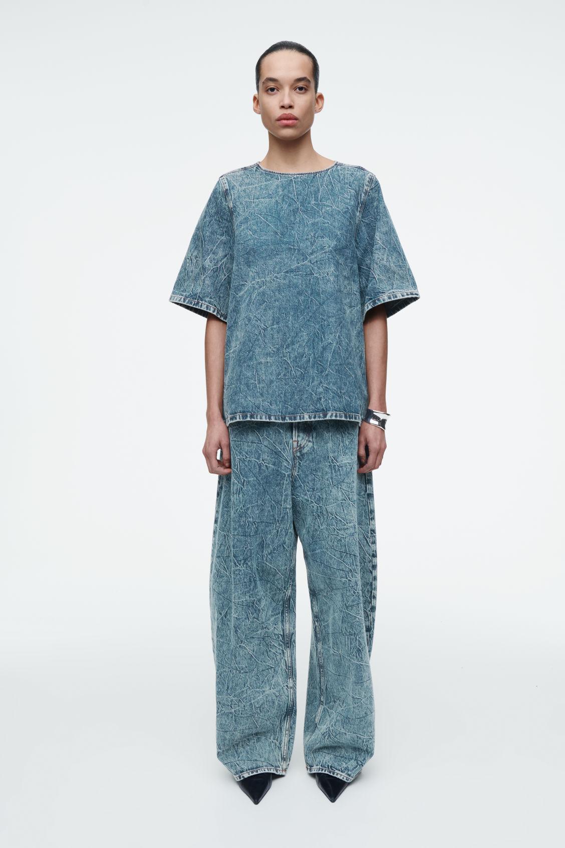 SHORT-SLEEVED WASHED-DENIM TOP Product Image