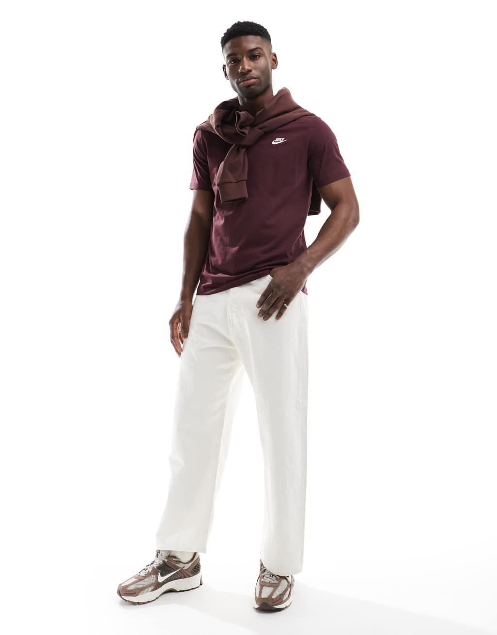 Nike Club t-shirt in burgundy Product Image