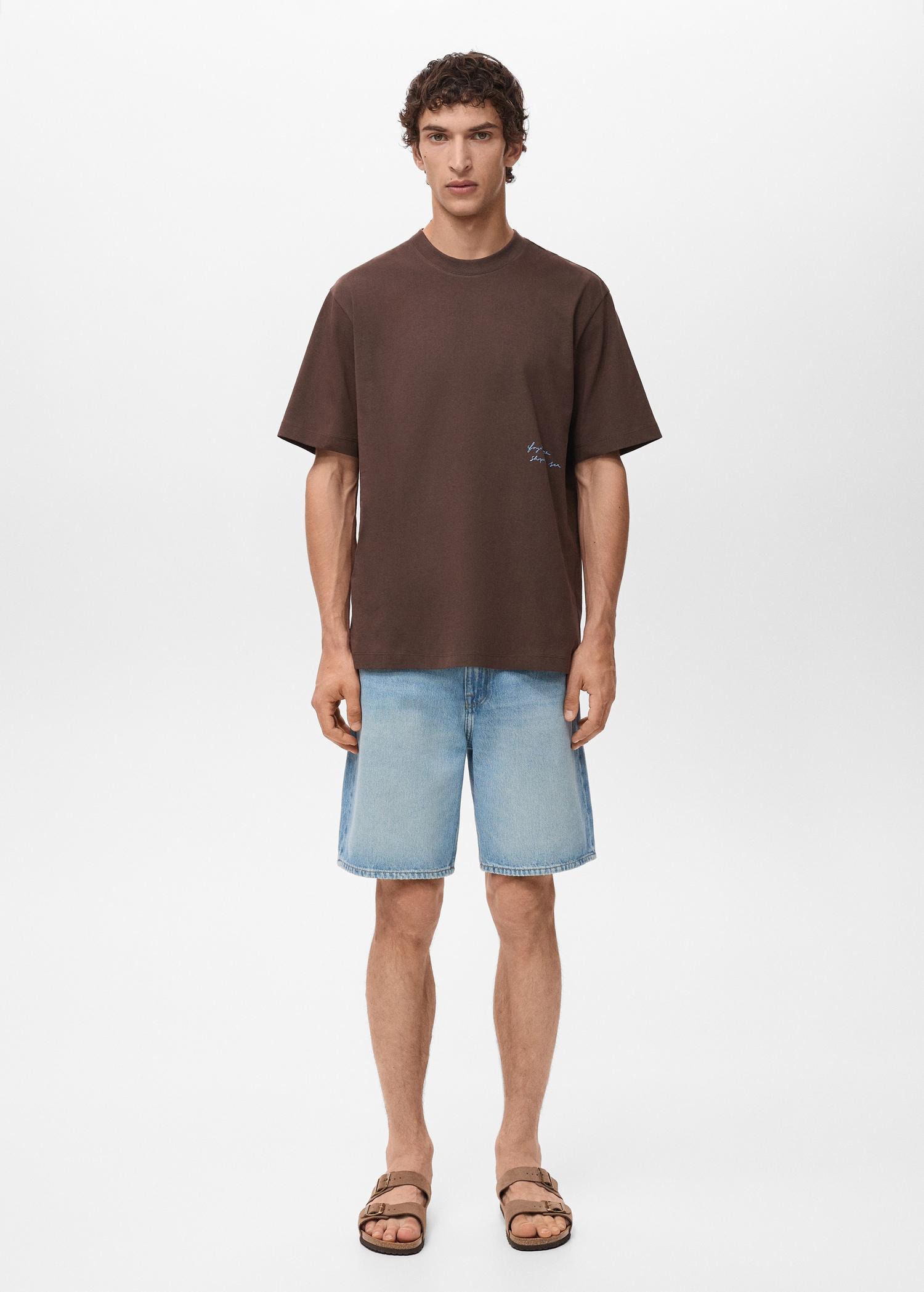 T-shirt with printed patch - Men | MANGO USA Product Image