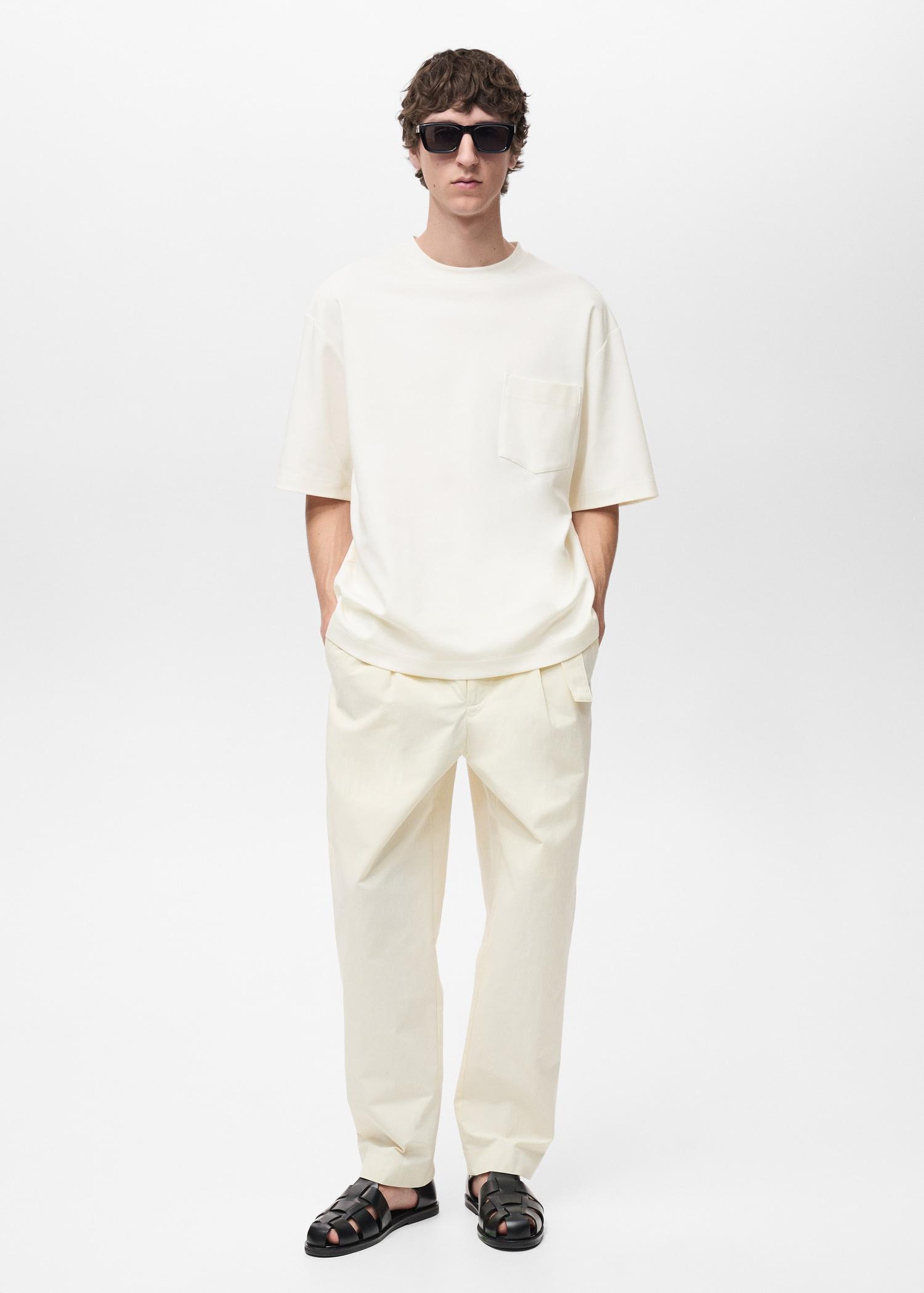 Oversized t-shirt with pocket - Men | MANGO USA Product Image