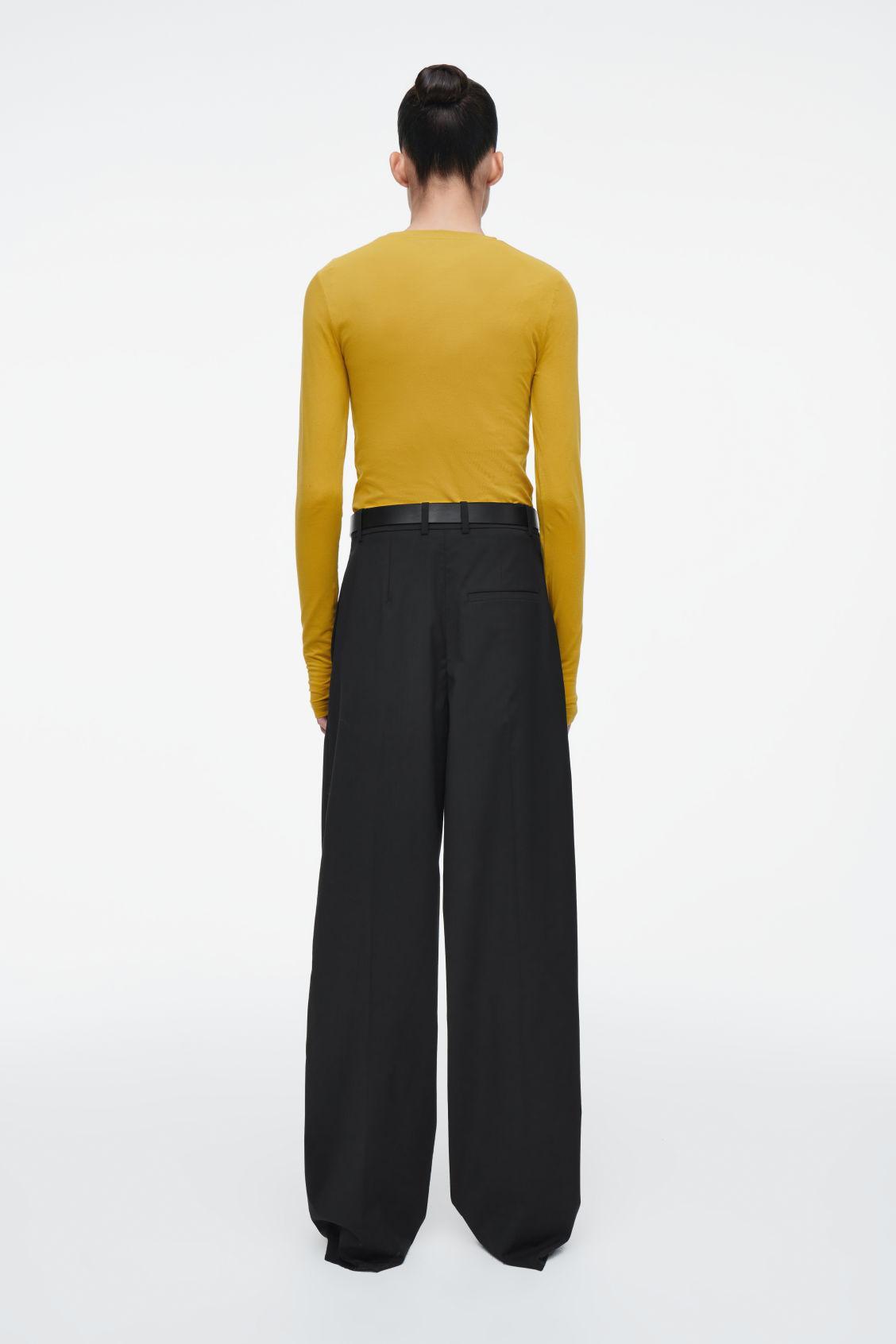 SLIM LIGHTWEIGHT LONG-SLEEVED TOP Product Image