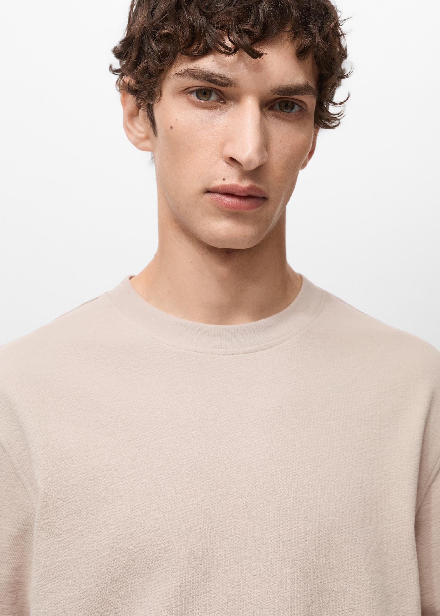 Structured relaxed-fit t-shirt - Men | MANGO USA Product Image