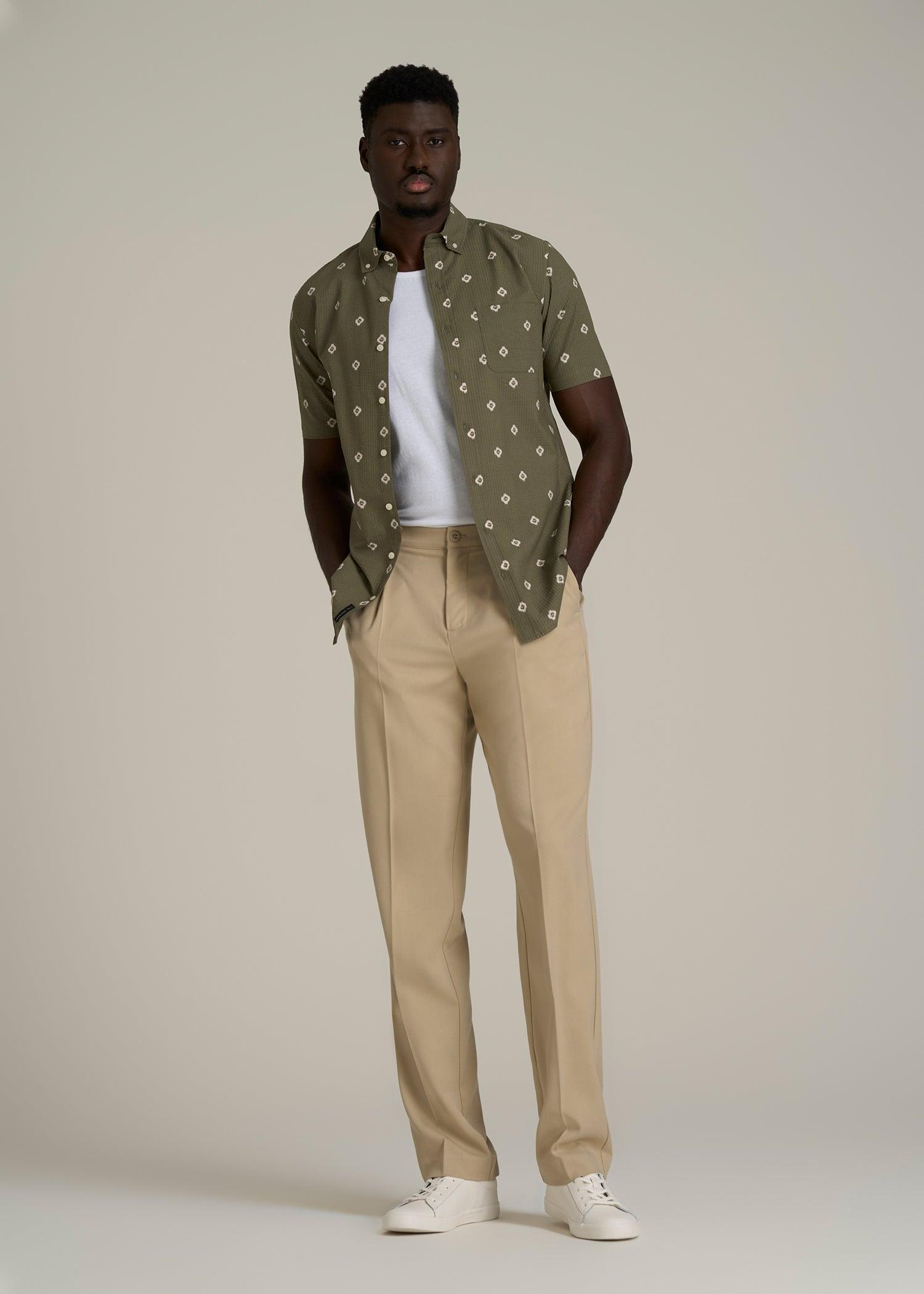 Tall Men's Relaxed Pleated Trouser in Light Khaki Product Image