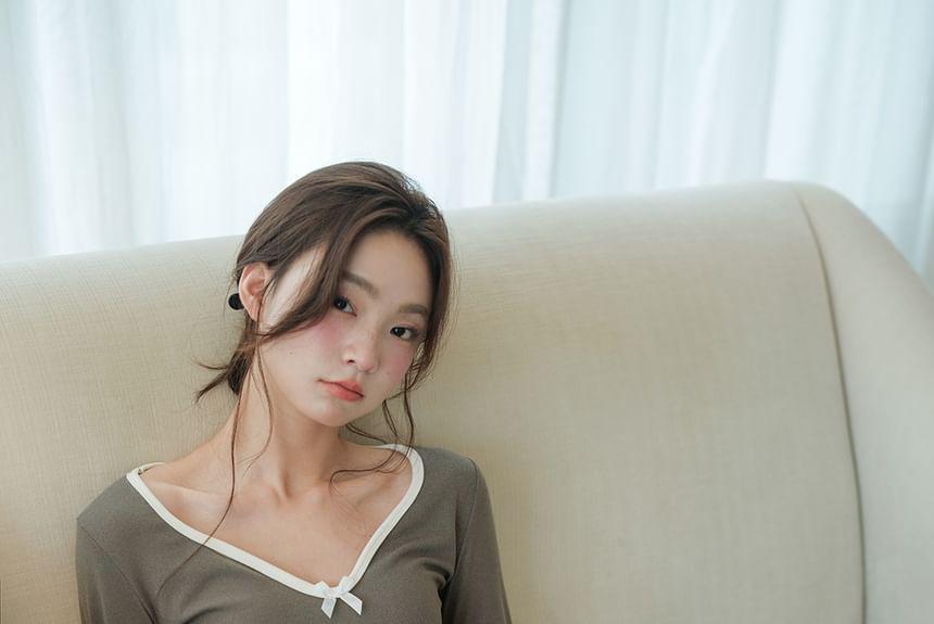 Long-Sleeve V-Neck Contrast Trim Bow Slim Fit T-Shirt / High Waist Leggings / Set Product Image