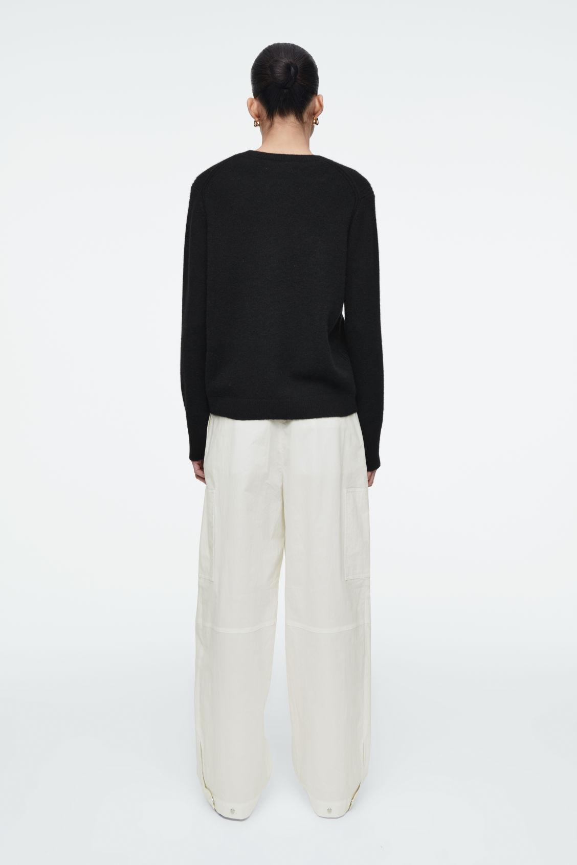 UTILITY BARREL-LEG CARGO PANTS Product Image
