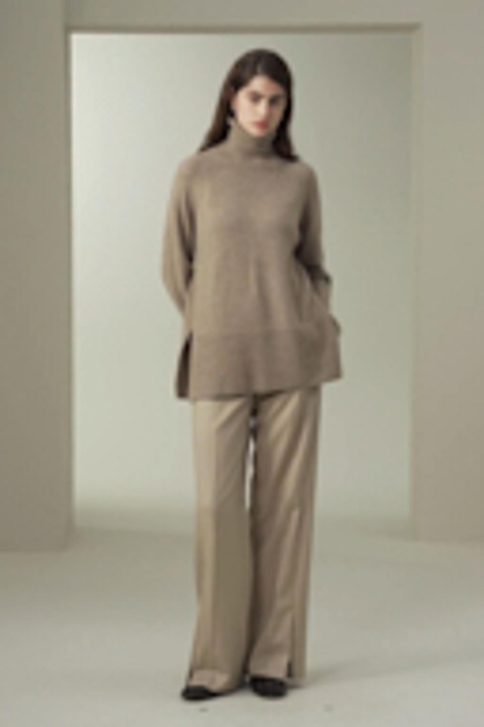 Lightweight Turtleneck Cashmere Sweater Product Image