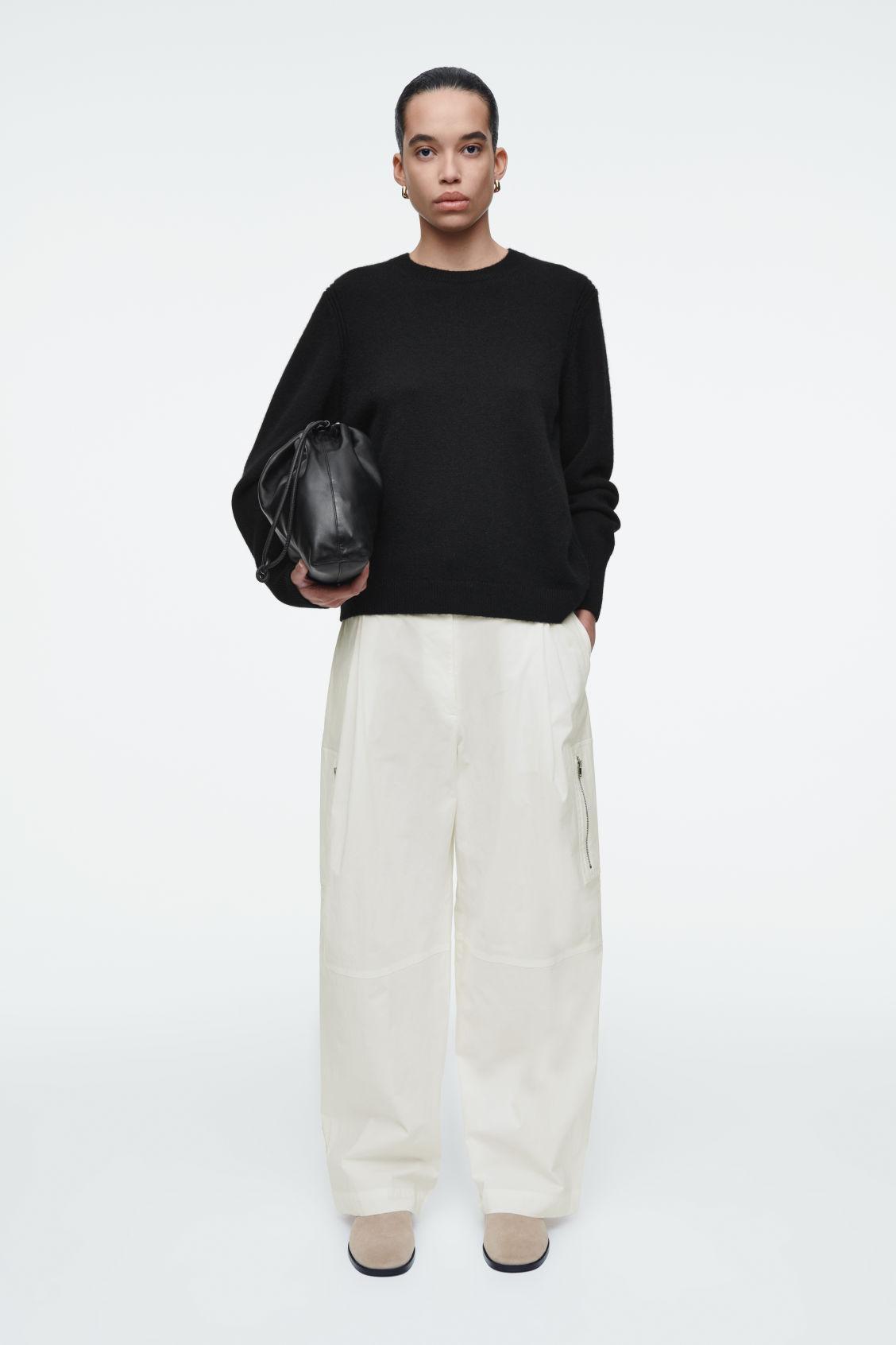 UTILITY BARREL-LEG CARGO PANTS Product Image