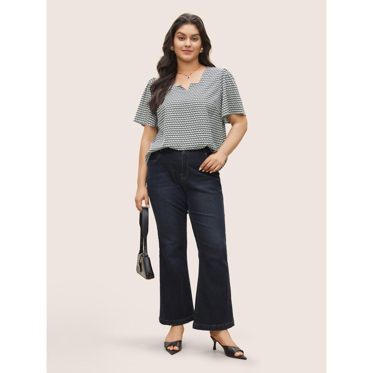 Plus Size Emerald Geometric Print Notched Split Hem Blouse Women At the Office Short sleeve Notched collar Work Blouses BloomChic 26/4X Product Image