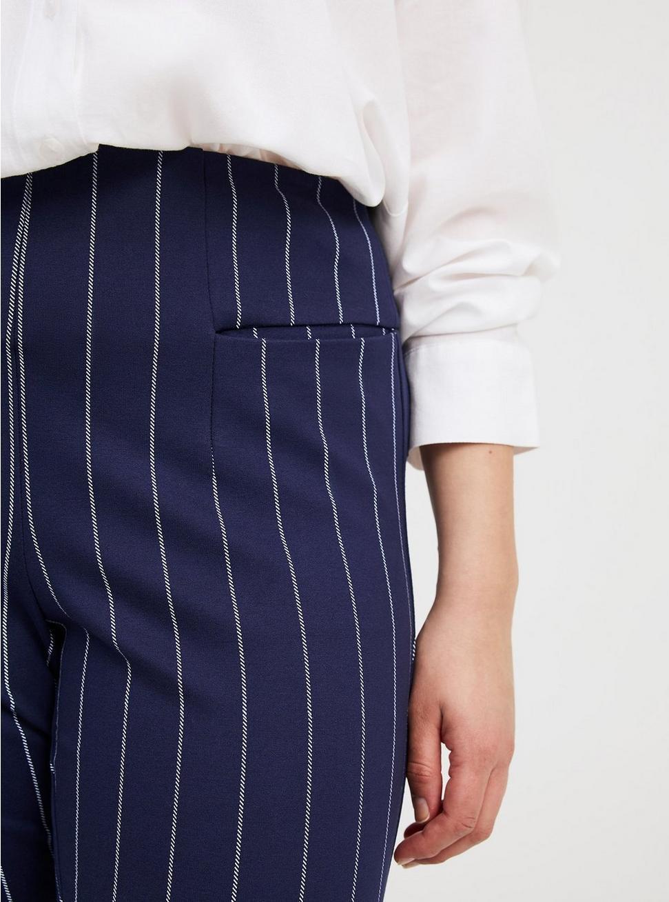 Pull-On High-Rise Capri Pant Product Image