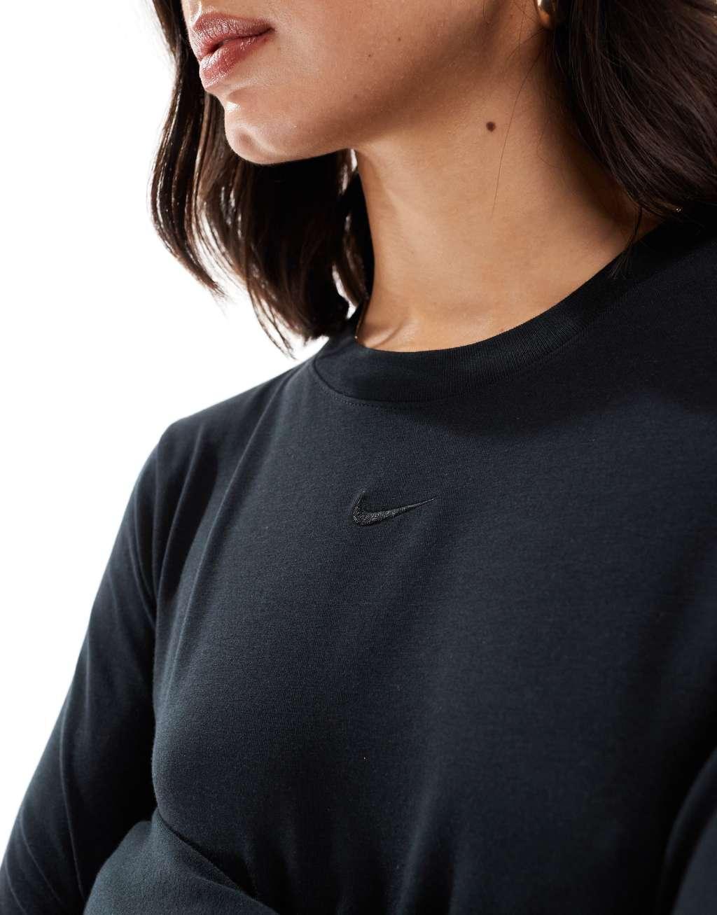 Nike Chill knitted longsleeve cropped t-shirt in black Product Image
