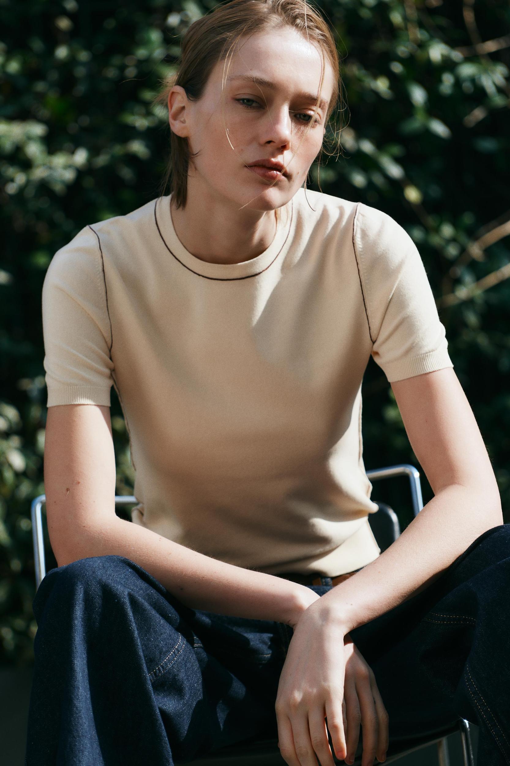 TRIMMED SHORT SLEEVE KNIT TOP Product Image