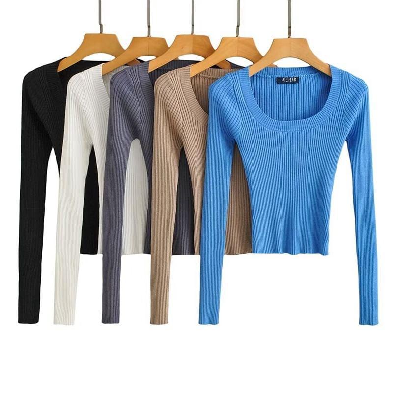 Long-Sleeve Scoop Neck Plain Crop Knit Top Product Image