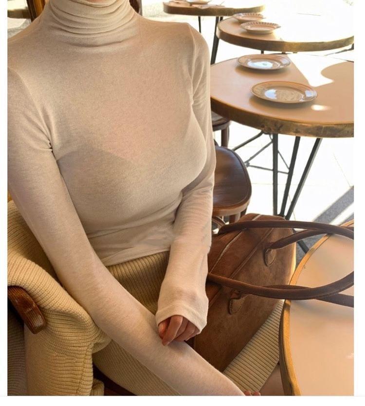 Long-Sleeve Turtleneck Plain T-Shirt Product Image