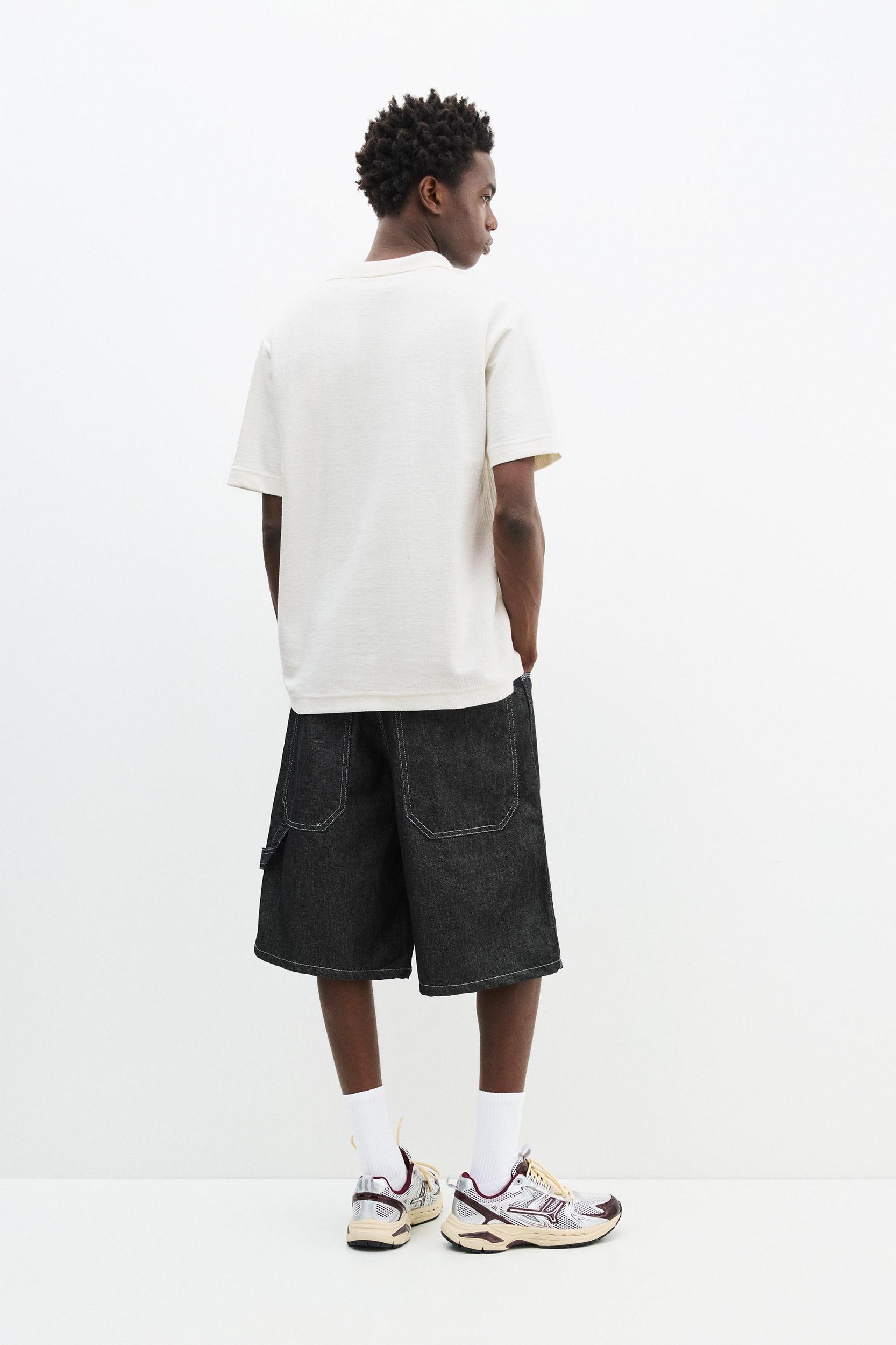 Textured short sleeve polo shirt Product Image