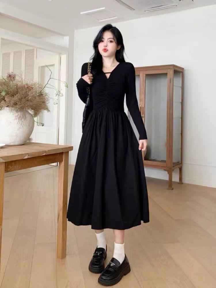 Long-Sleeve V-Neck Plain Ruched Midi A-Line Dress Product Image