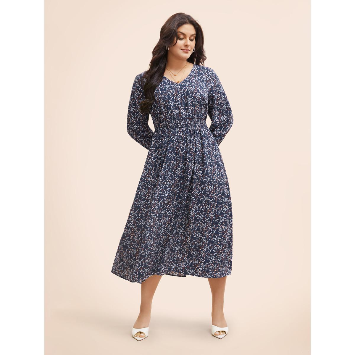 Plus Size Ditsy Floral V Neck Shirred Dress Mediumblue Women Elegant Shirred V-neck Long Sleeve Curvy BloomChic 26/4X Product Image
