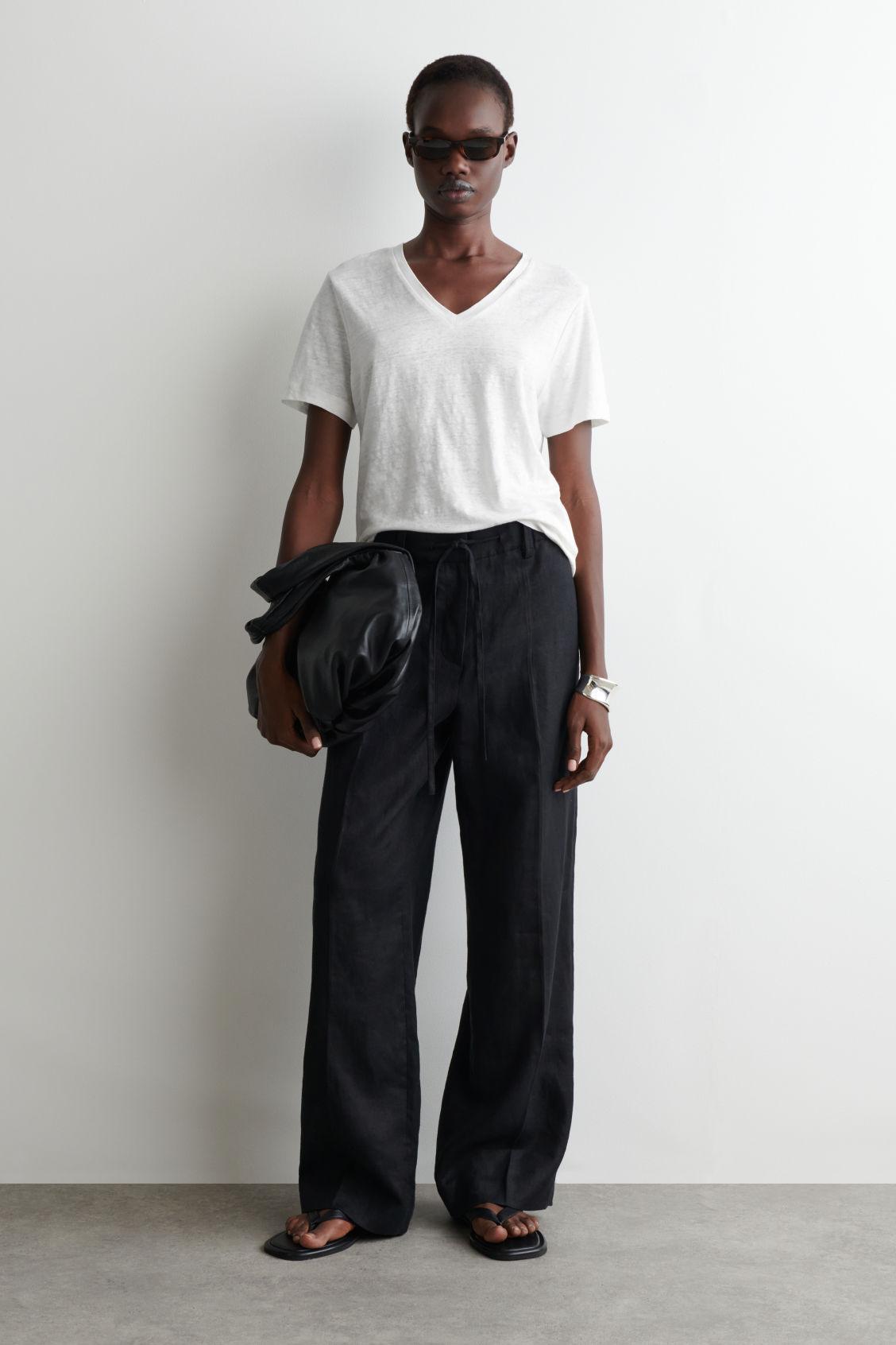 V-NECK LINEN T-SHIRT Product Image