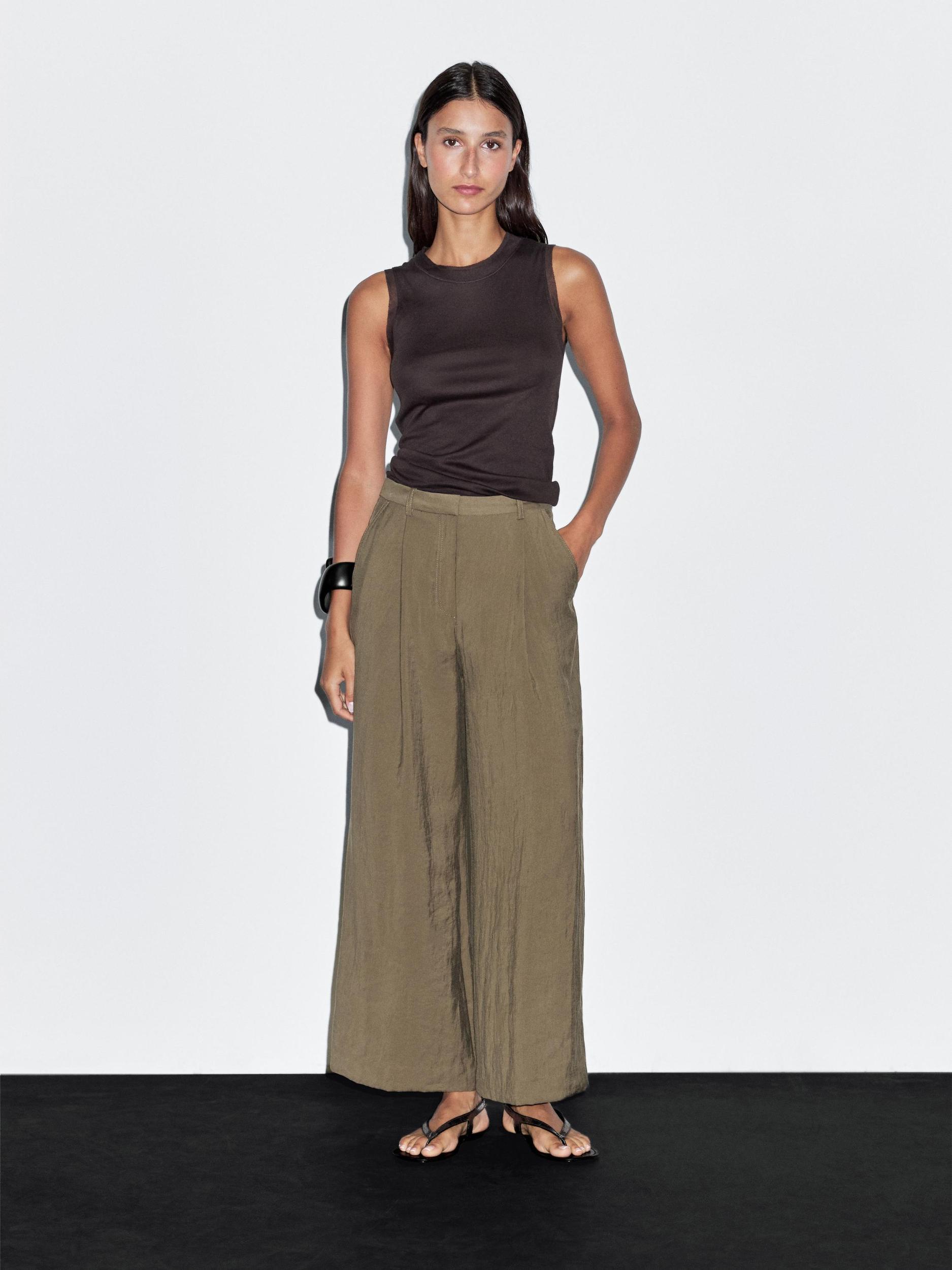 Wide-leg cropped trousers with darts Product Image