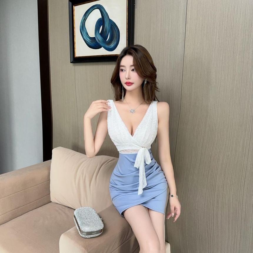 Sleeveless V-Neck Two Tone Ruched Panel Lace Mini Sheath Dress Product Image
