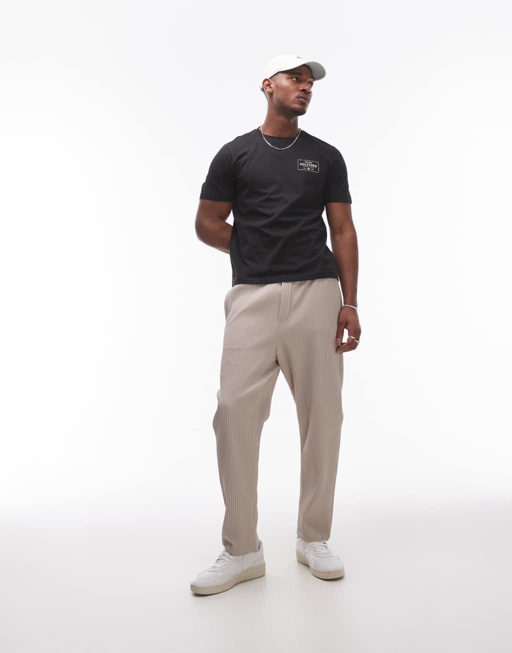 Tommy Hilfiger label logo T-shirt in black Product Image