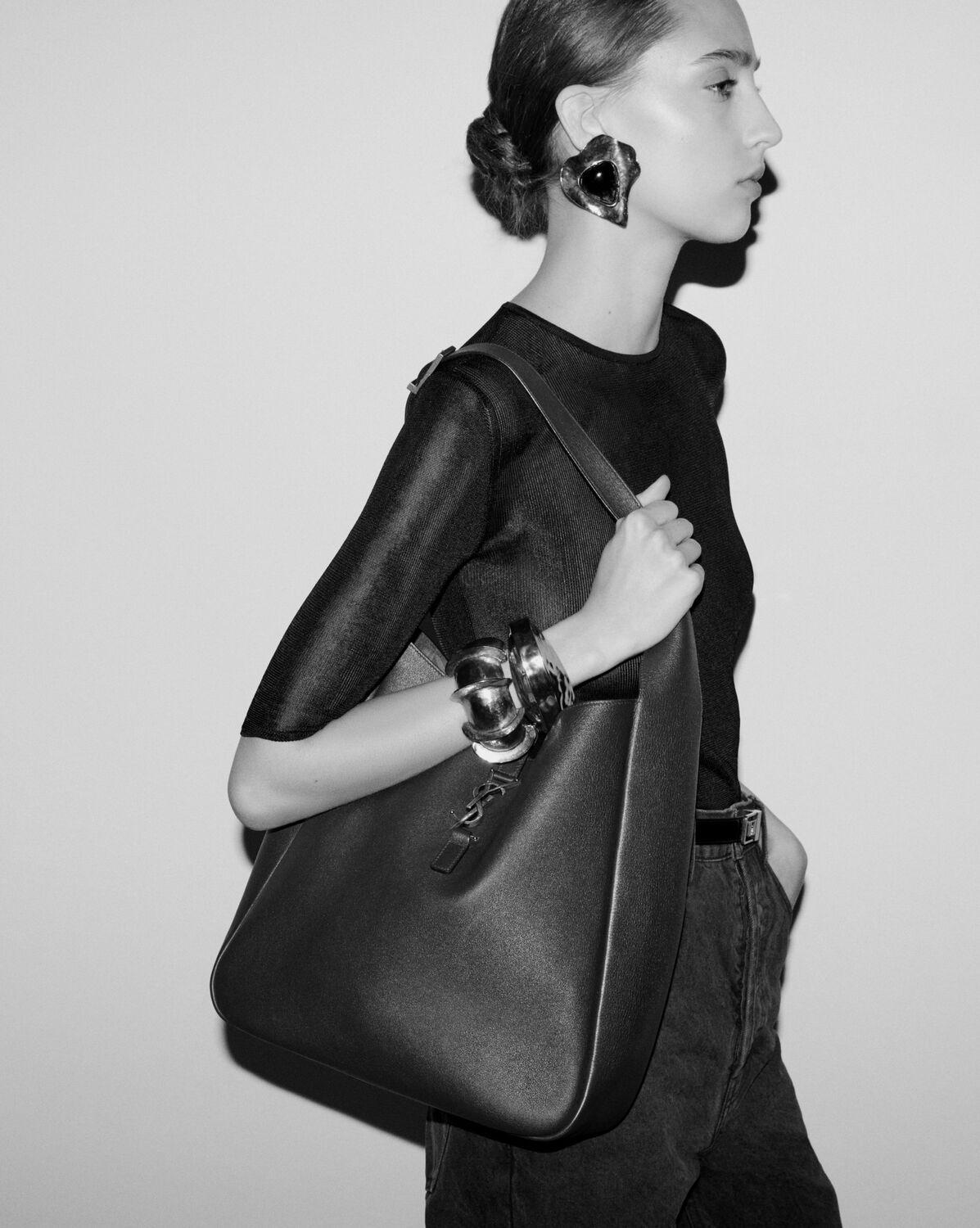 le 5 à 7 supple large in grained leather Product Image