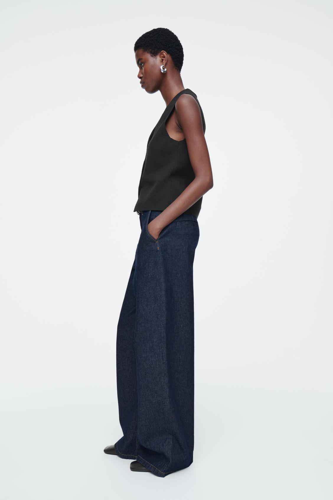 KNITTED VEST Product Image