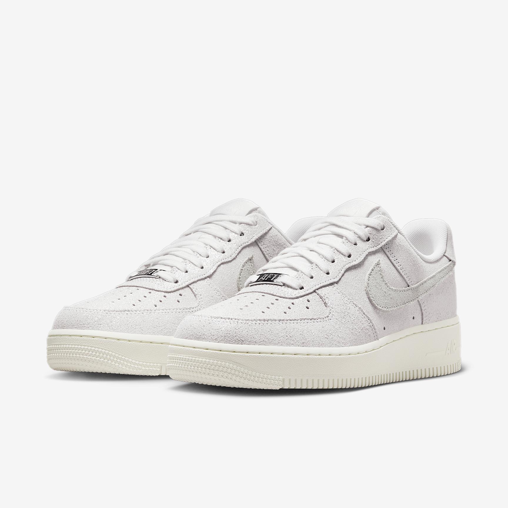 Nike Women's Air Force 1 '07 SE Shoes Product Image