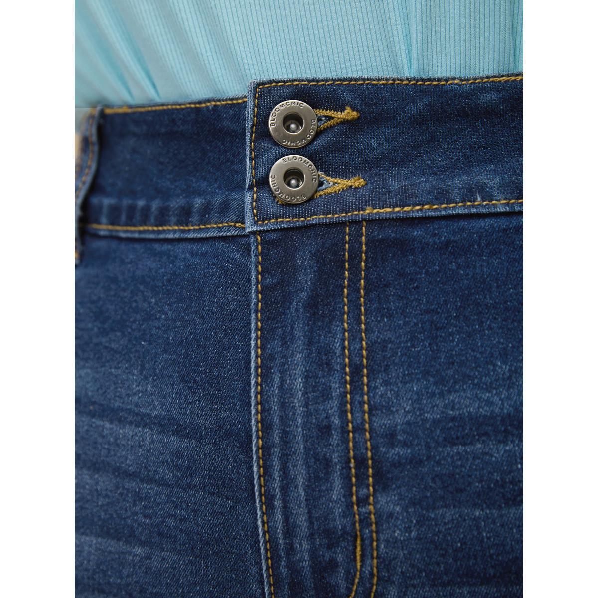 Plus Size Classic Straight-Leg Denim Shorts Women Midblue Medium stretch Everyday-Casual Slanted pocket Denim Shorts BloomChic 20/2X Product Image