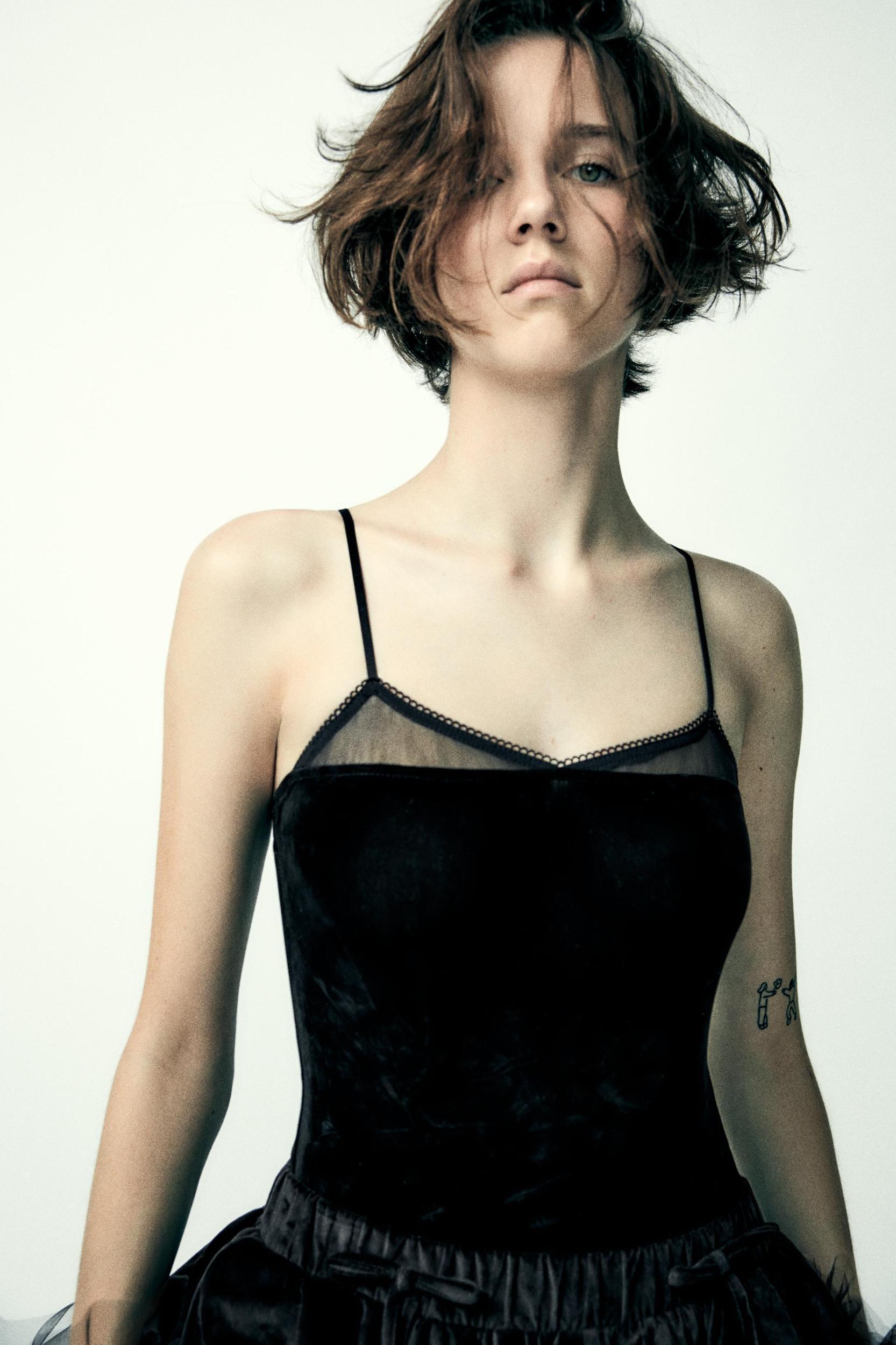 LACE VELVET BODYSUIT Product Image