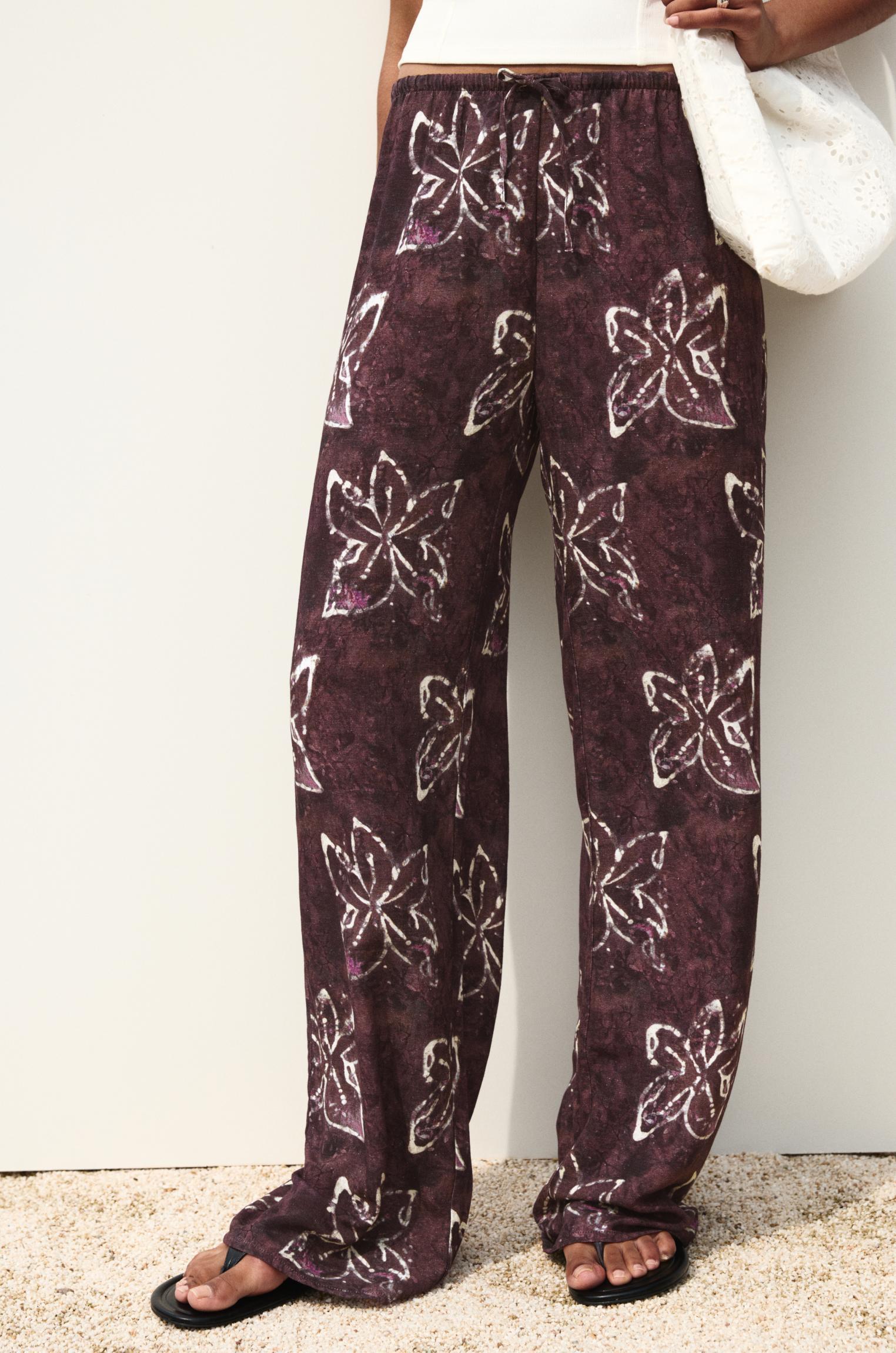 Loose-fitting floral print pants Product Image
