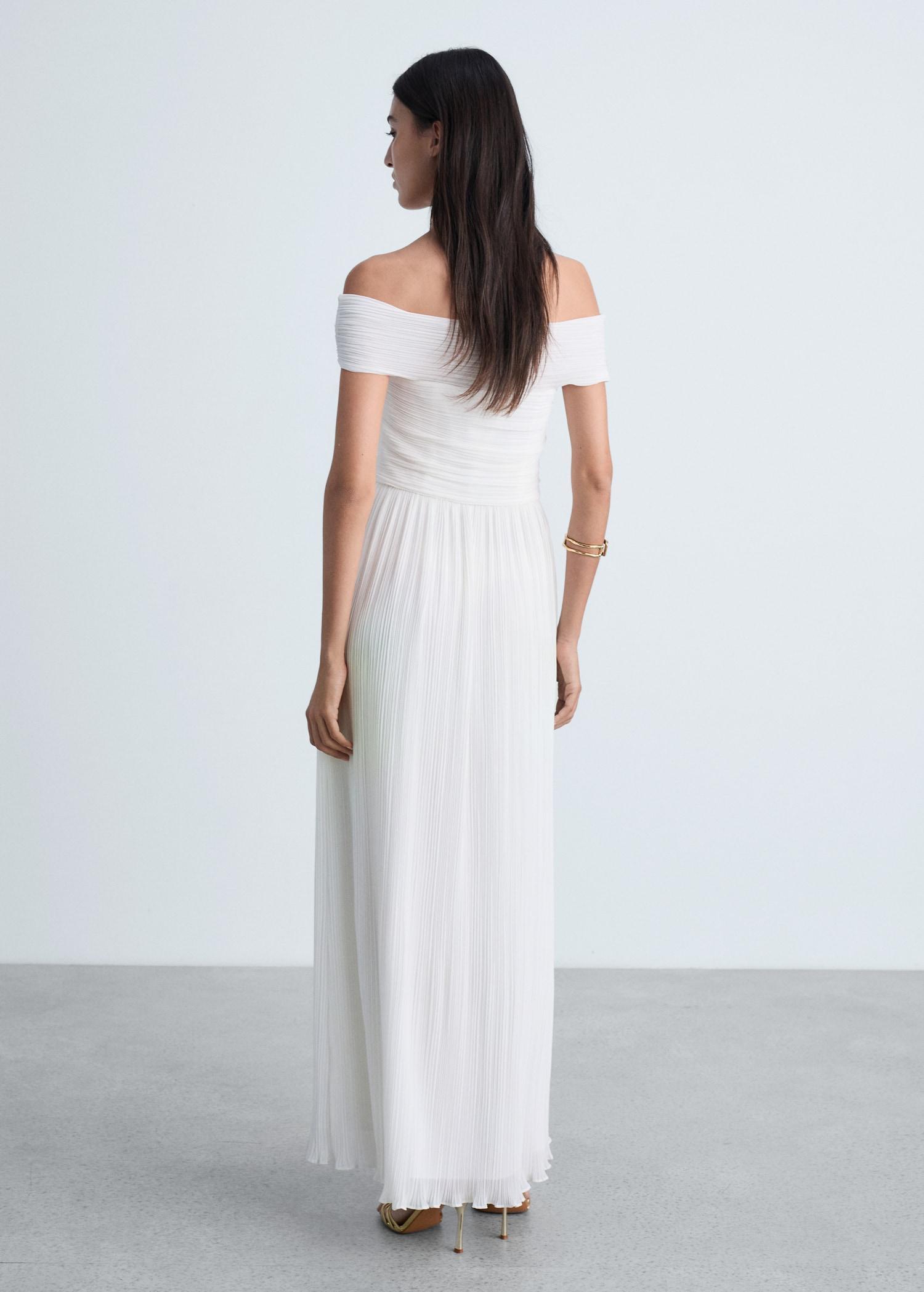 Off-the-shoulder pleated dress - Women | MANGO USA Product Image