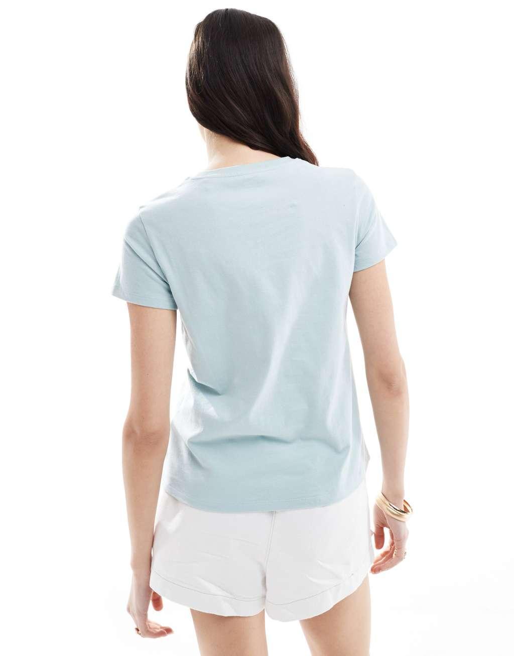 Levi's Perfect sunset embroidered batwing badge logo t-shirt in mid blue Product Image