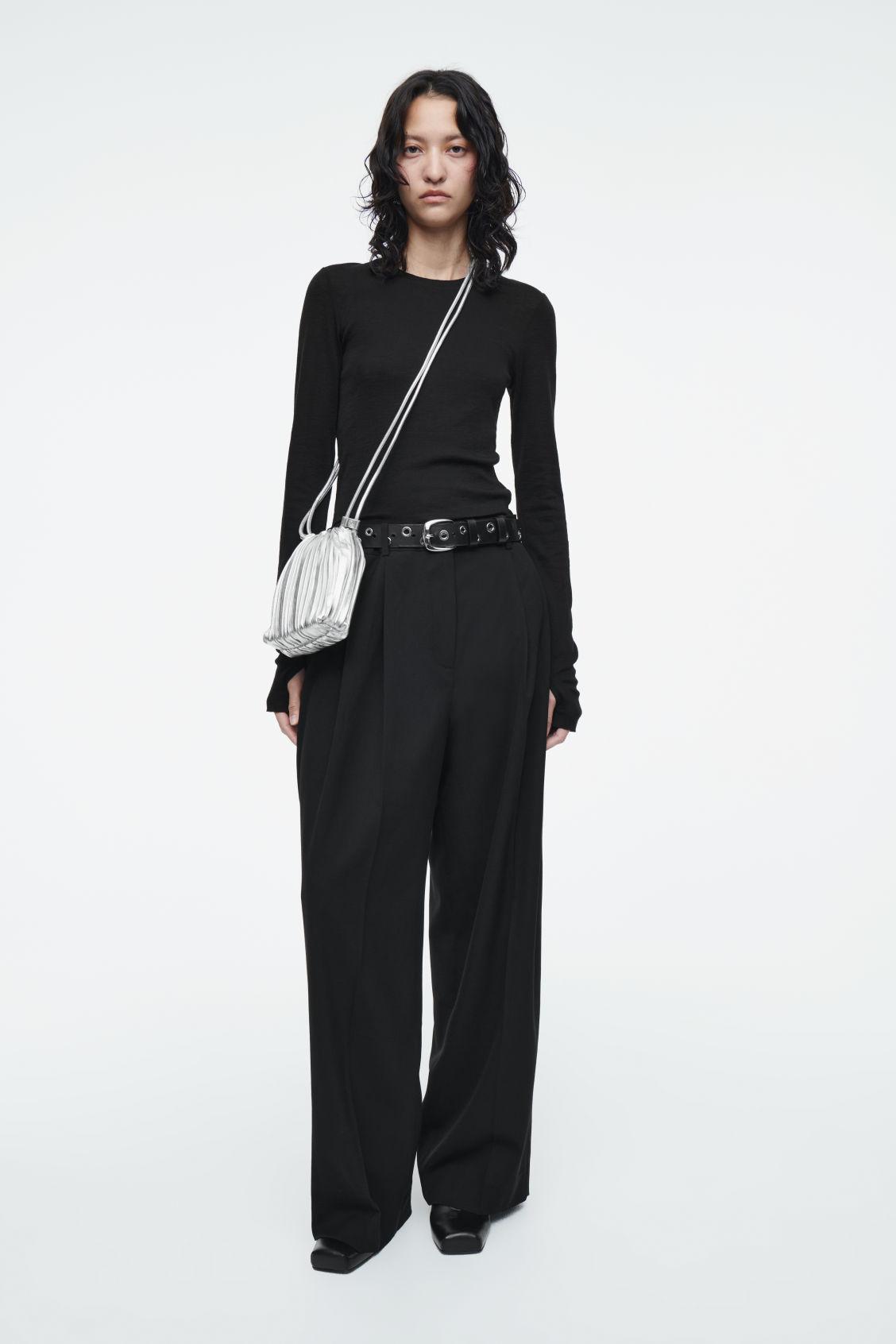 SCALLOP CROSSBODY BAG - LEATHER Product Image