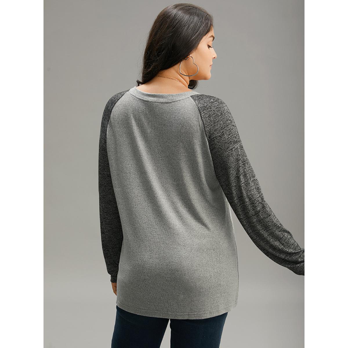 Plus Size Contrast Button Detail Raglan Sleeve T-shirt Gray Women Casual Contrast Plain V-neck Dailywear T-shirts BloomChic 18-20/2X Product Image
