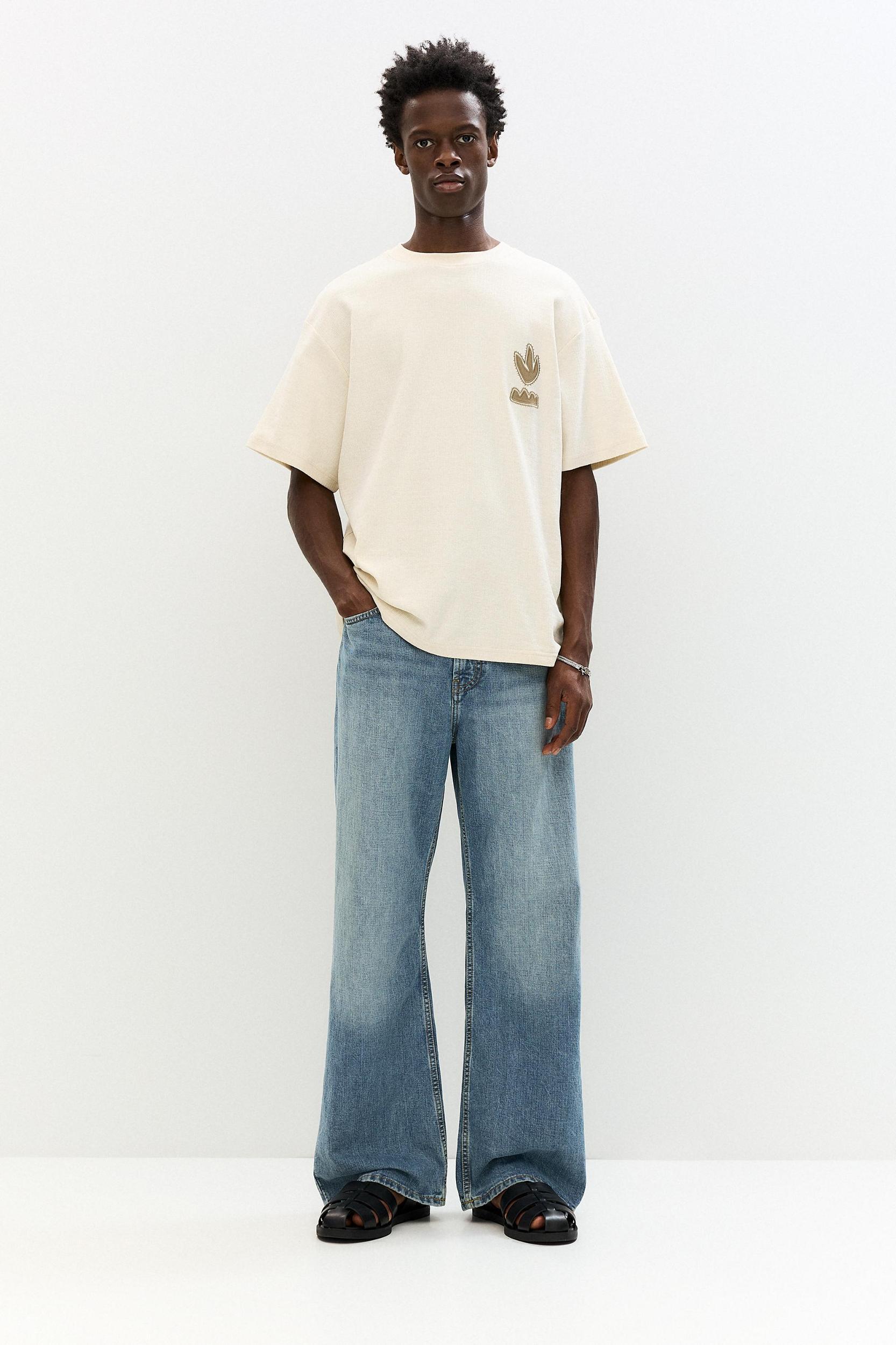 T-shirt with embroidered plants Product Image