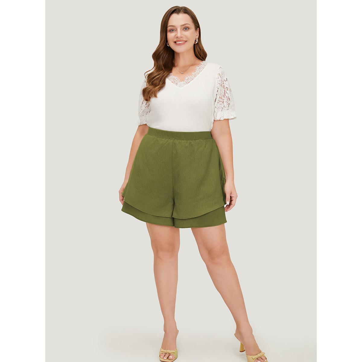 Plus Size Plain Pocket Layered Hem Shorts Women ArmyGreen Elegant Plain Dailywear Shorts BloomChic 18-20/2X Product Image