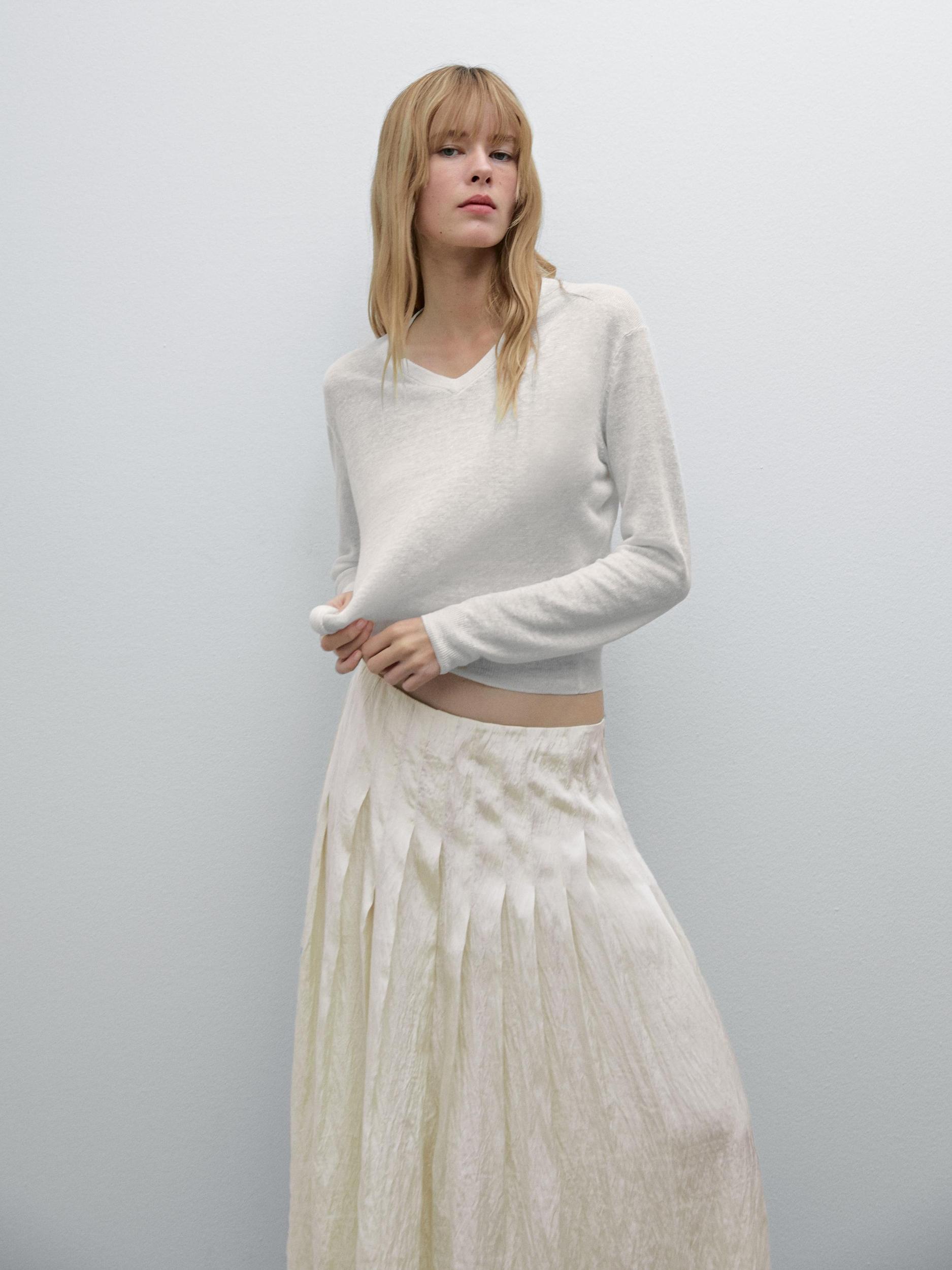 Linen V-neck knit sweater Product Image