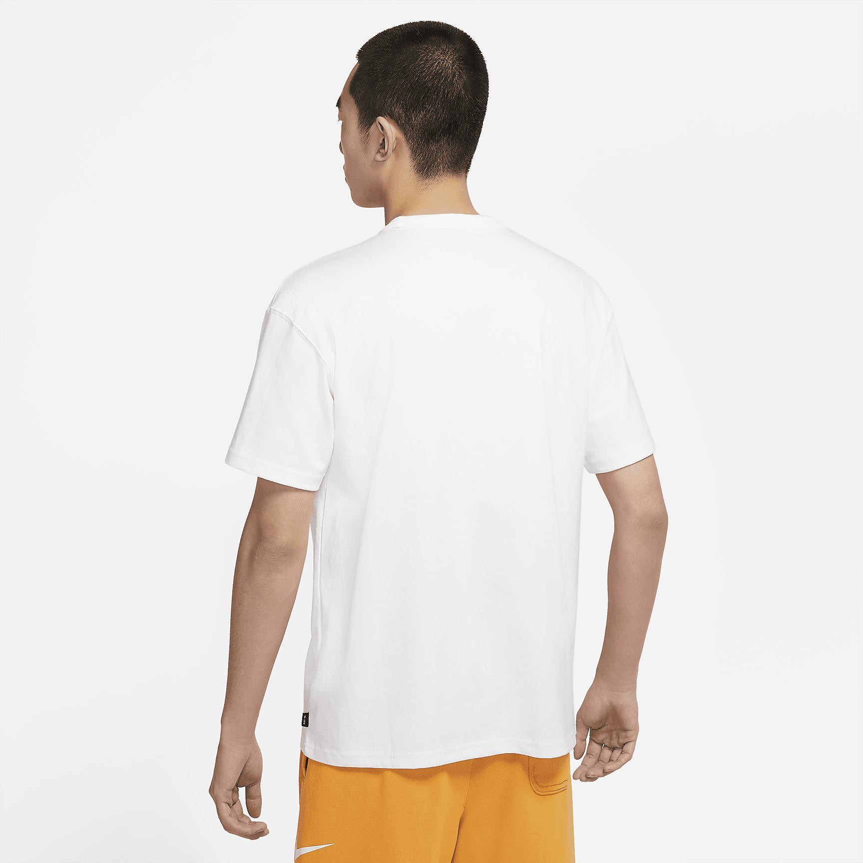 Nike Sportswear Premium Essentials Men's Pocket T-Shirt Product Image