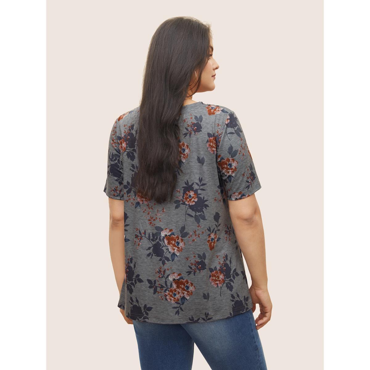 Plus Size V Neck Floral Print Patched Pocket T-shirt Gray Women Elegant Non Floral V-neck Everyday T-shirts BloomChic 26/4X Product Image