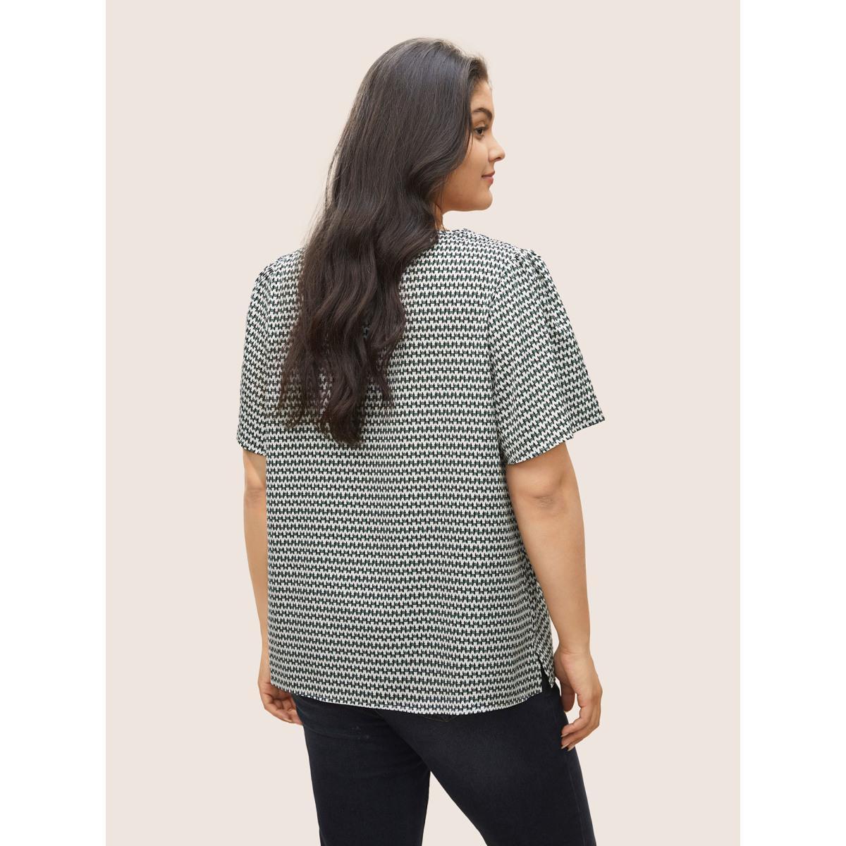 Plus Size Emerald Geometric Print Notched Split Hem Blouse Women At the Office Short sleeve Notched collar Work Blouses BloomChic 26/4X Product Image
