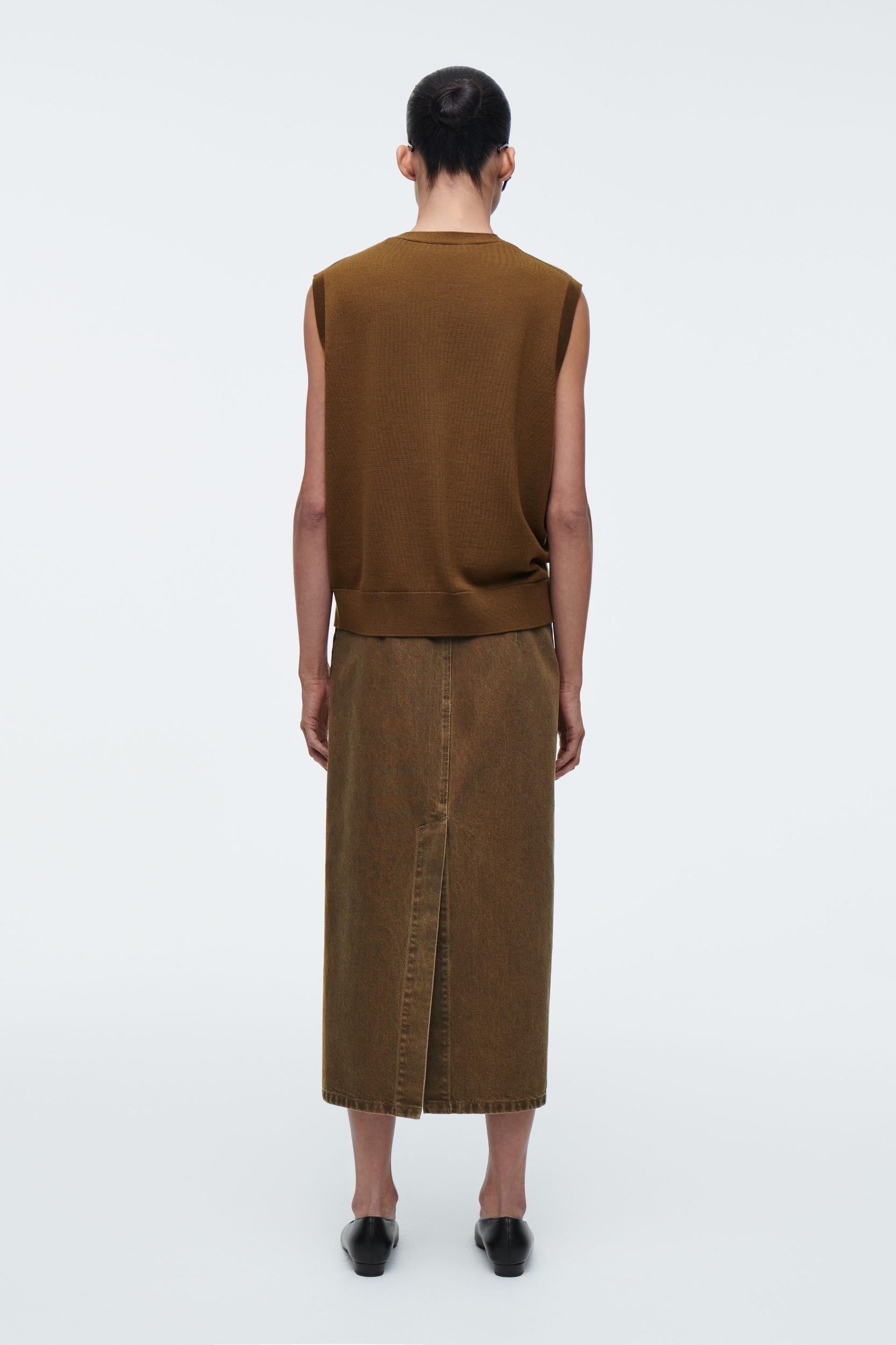 VNECK MERINO WOOL WAISTCOAT Product Image