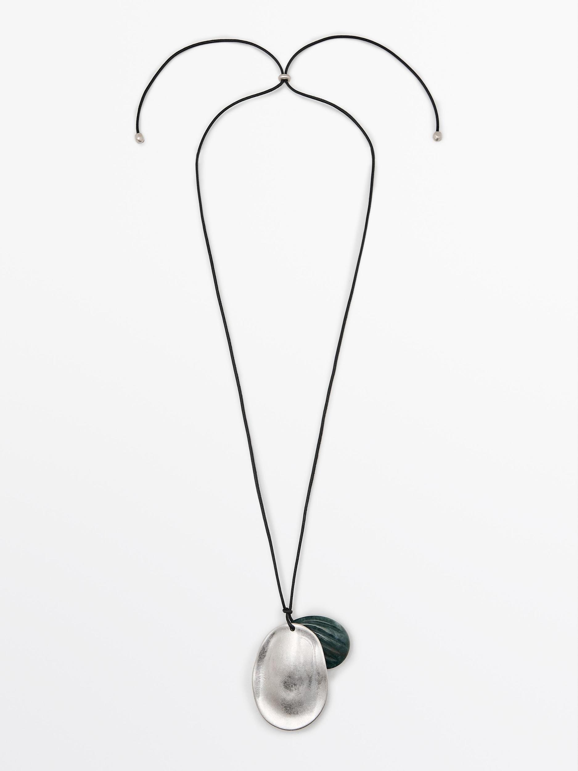 Almond pendant necklace Product Image
