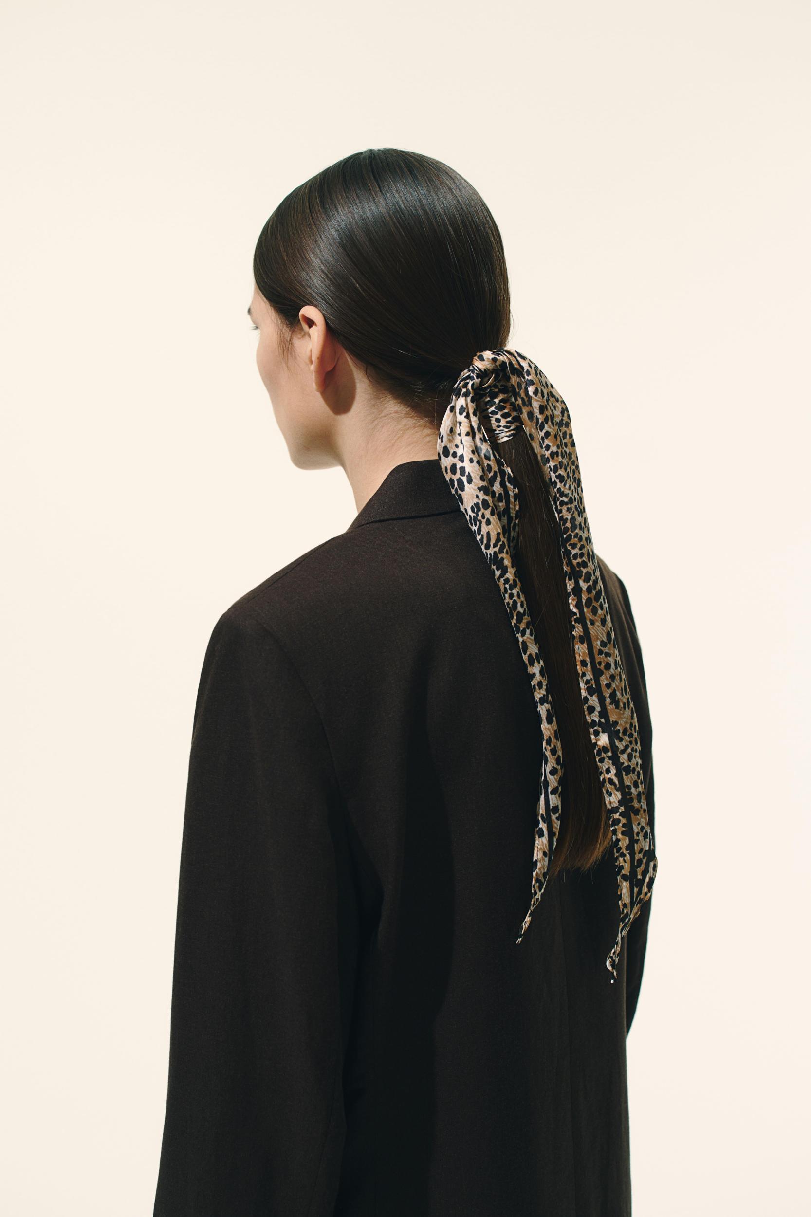 Diamond-Shaped Scarf Product Image