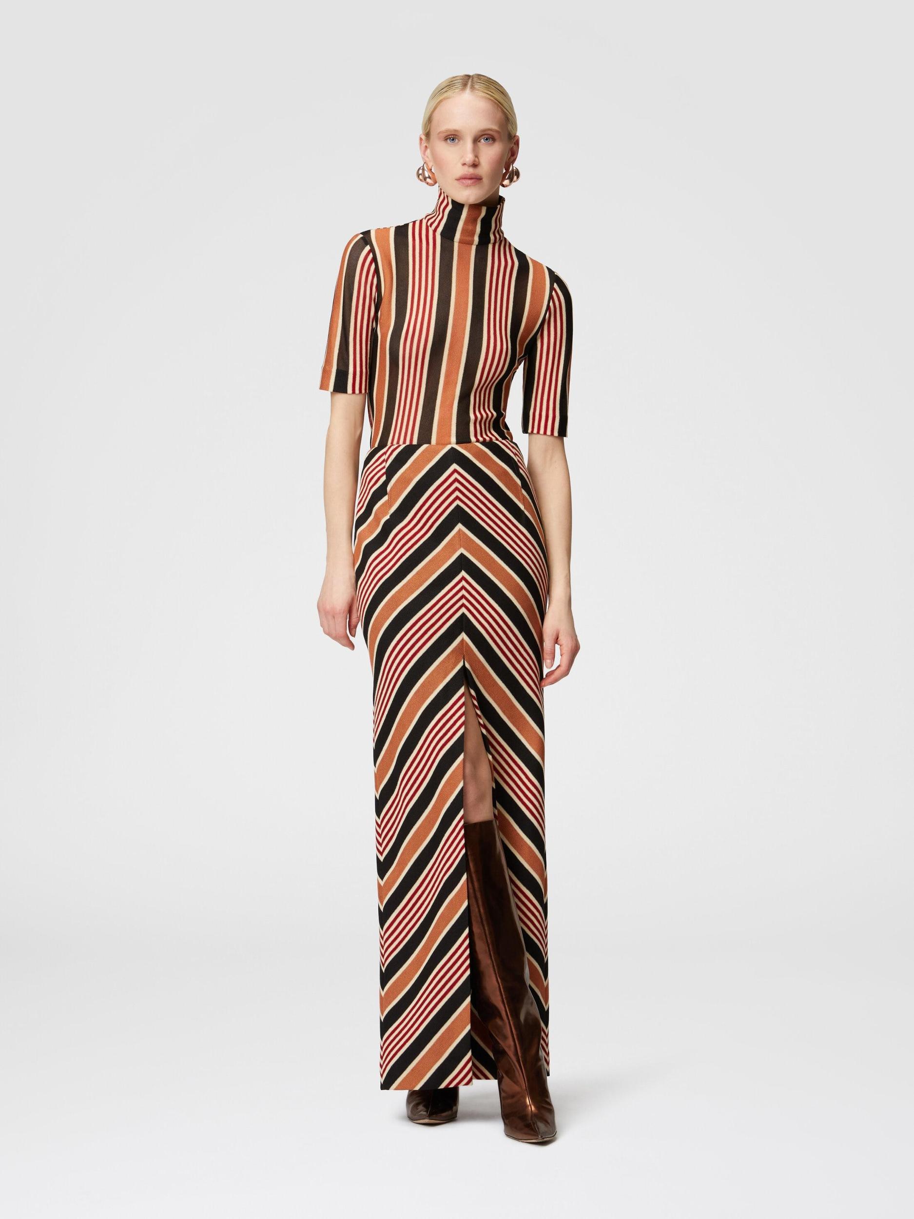 Long skirt with mazxi-slit in cotton and viscose Product Image