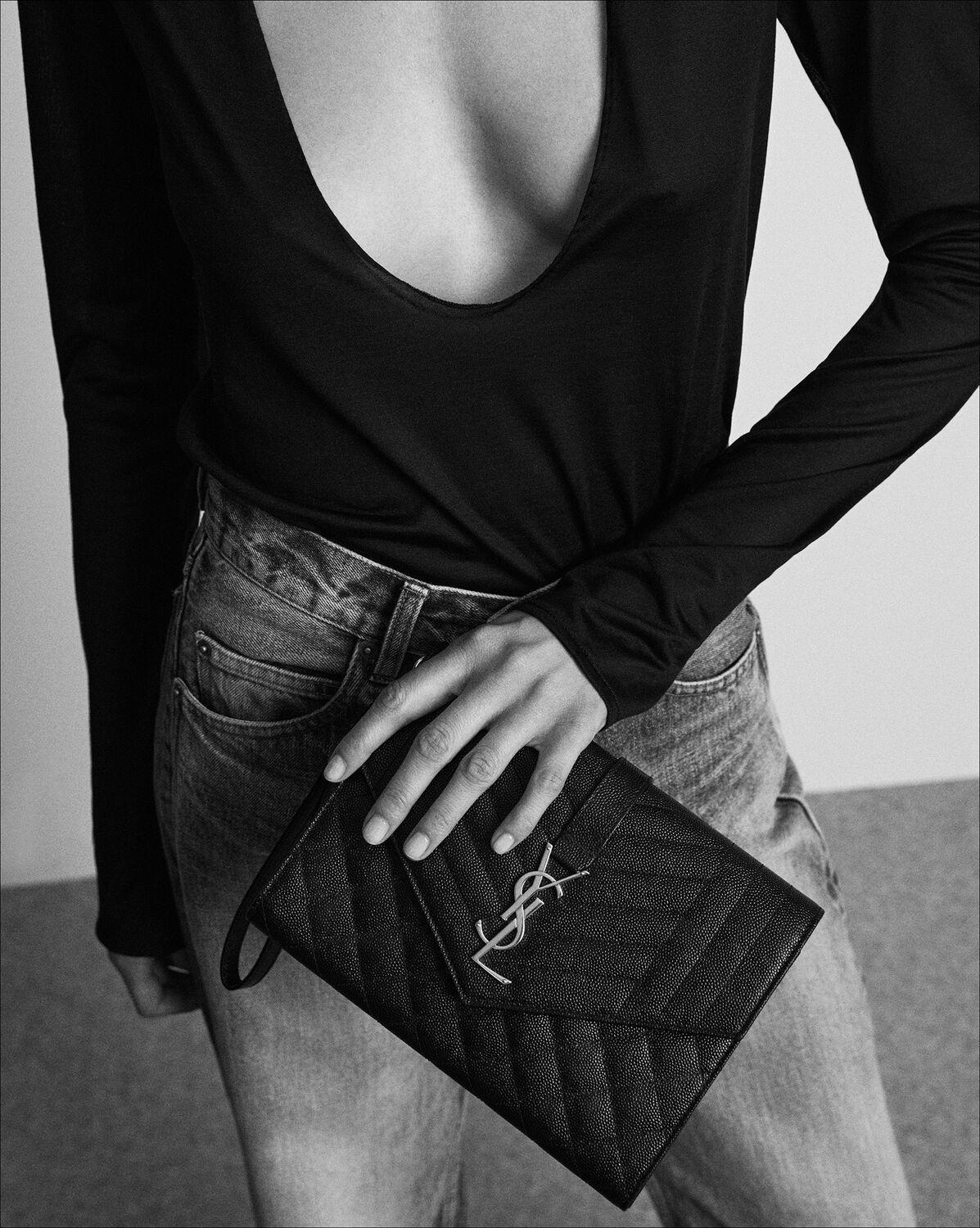 envelope flap pouch in mix matelassé grain de poudre leather Product Image