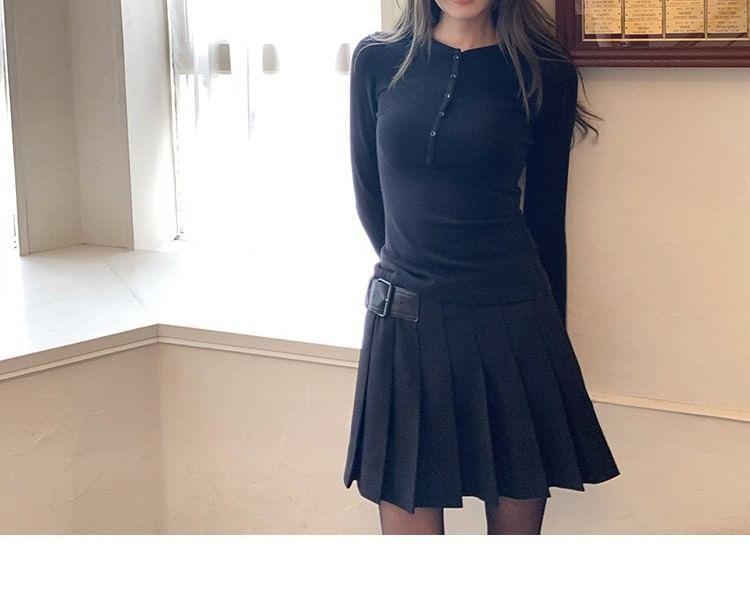 Long Sleeve Henley Plain Tee Product Image