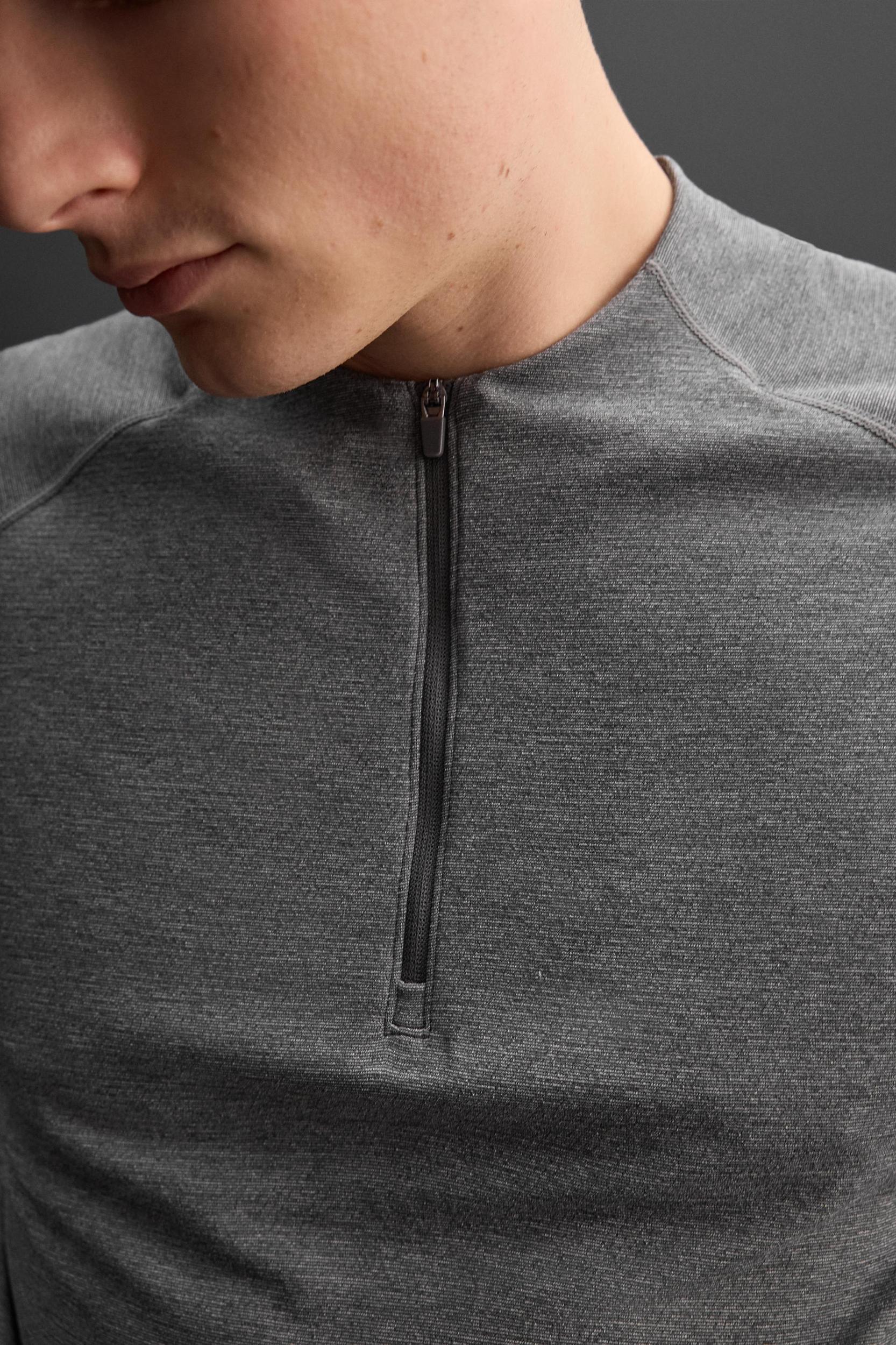 SEAMLESS ZIPPER NECK T-SHIRT Product Image