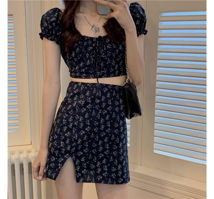 Short-Sleeve Crew Neck Floral Print Tie Front Crop Top / High Waist Slit Mini A-Line Skirt / Set Product Image
