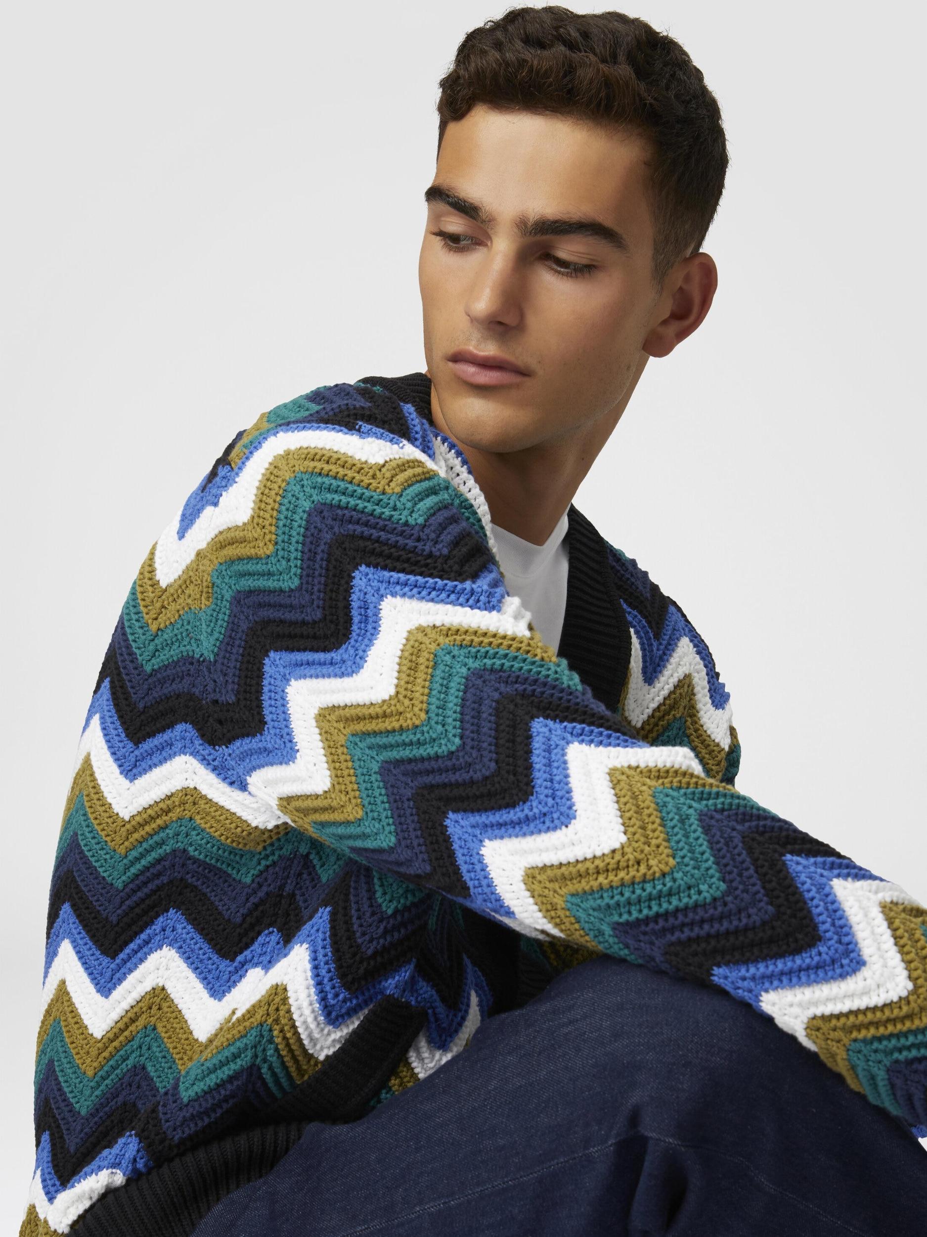 Chevron knit cardigan with pockets and contrasting piping Product Image