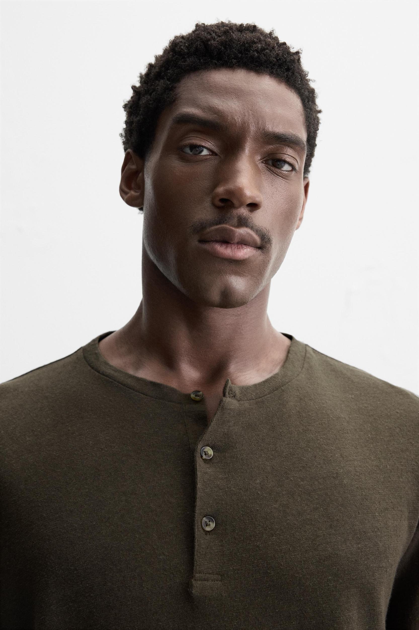 COTTON LINEN BLEND BUTTON NECK T-SHIRT Product Image